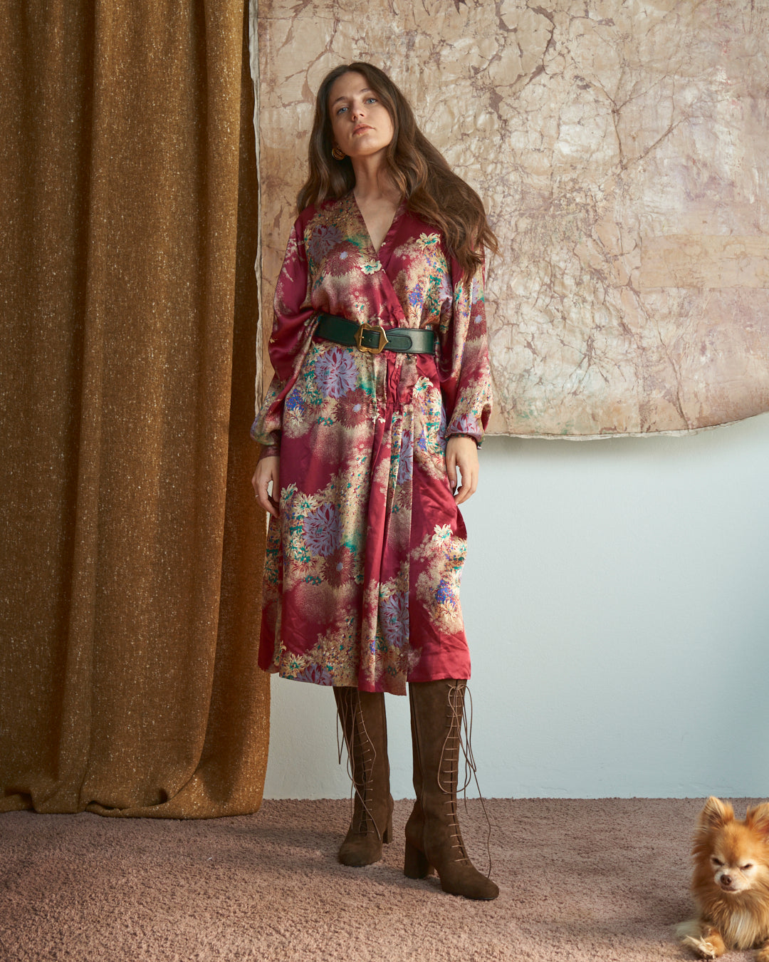 Abito modello incrociato sartoriale in seta con stampa floreale oriente