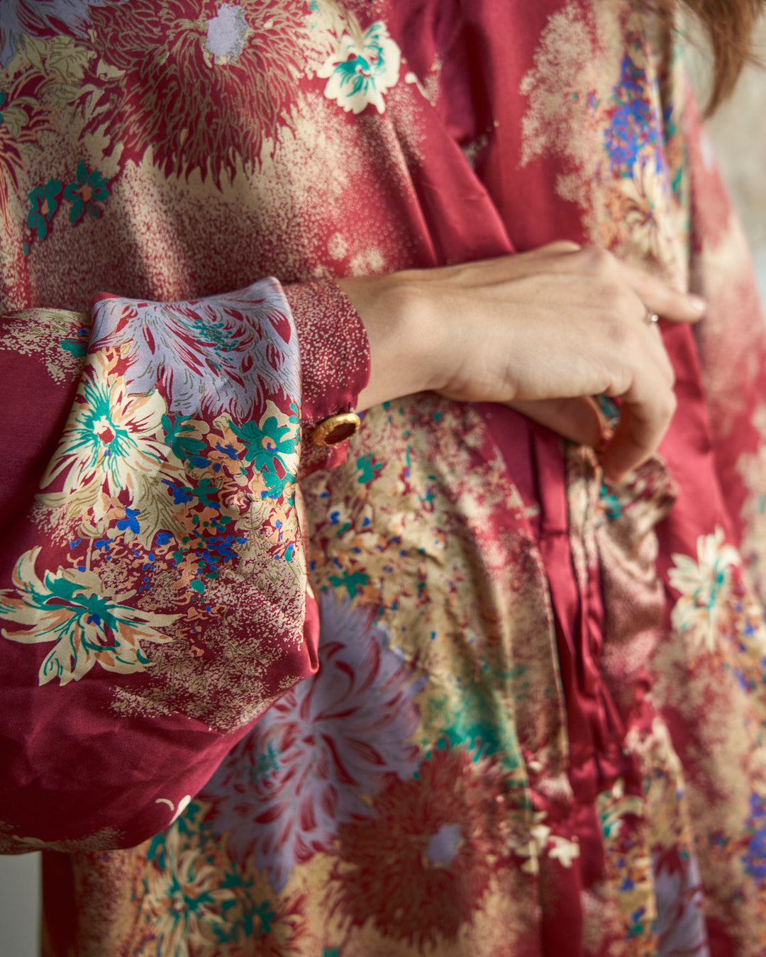 Abito modello incrociato sartoriale in seta con stampa floreale oriente