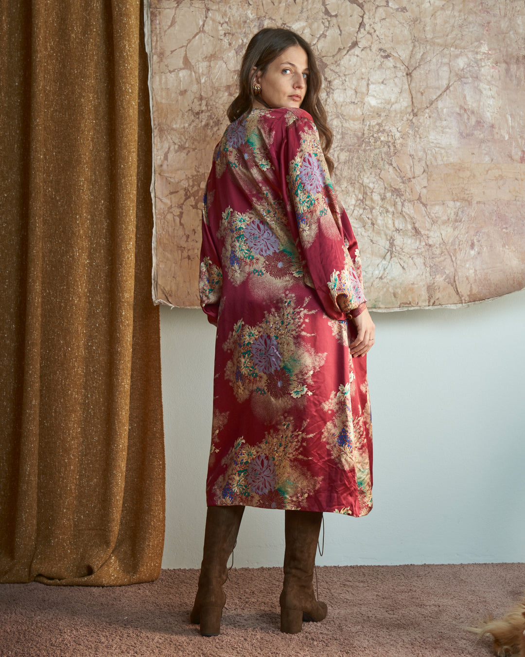 Abito modello incrociato sartoriale in seta con stampa floreale oriente