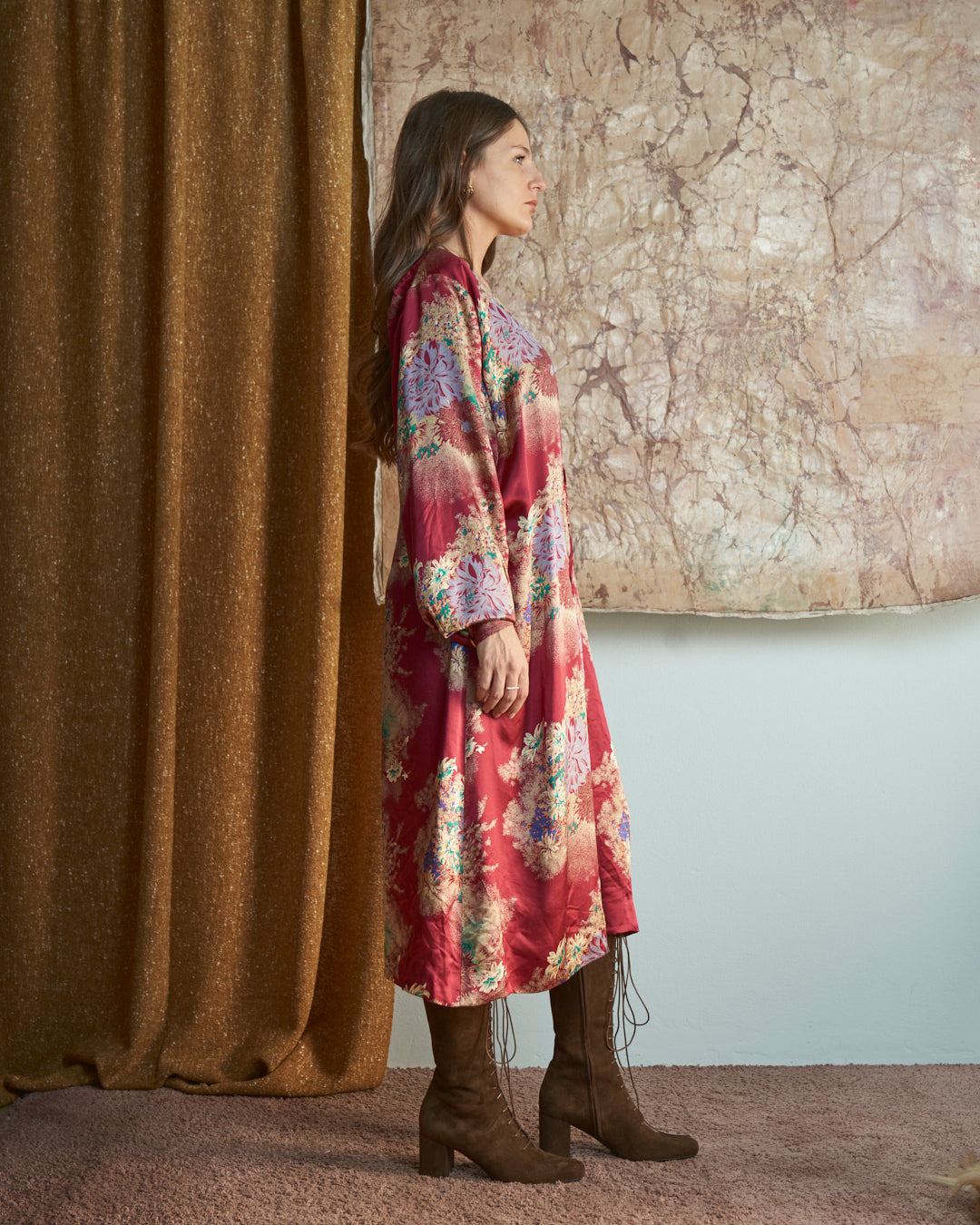 Abito modello incrociato sartoriale in seta con stampa floreale oriente