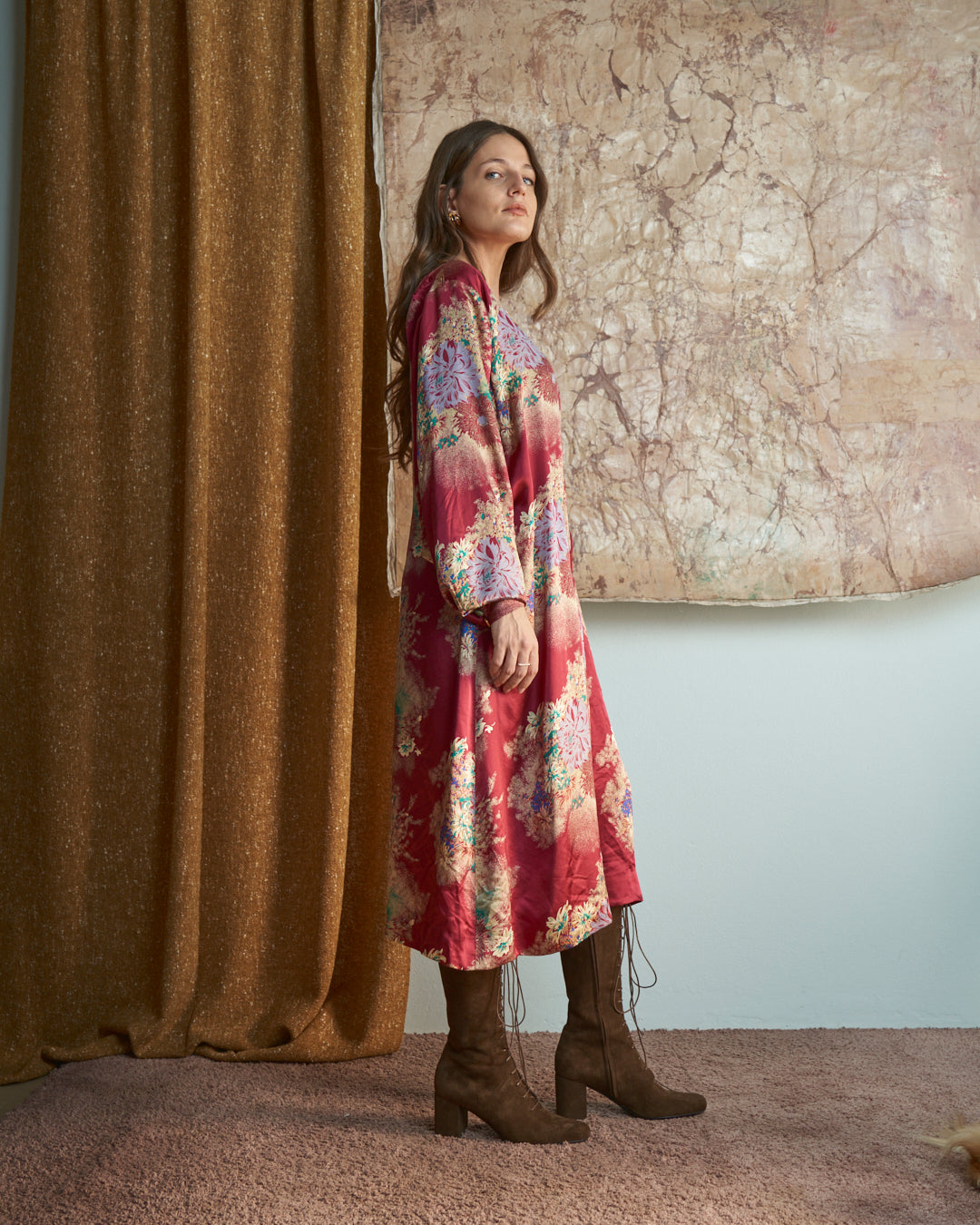 Abito modello incrociato sartoriale in seta con stampa floreale oriente