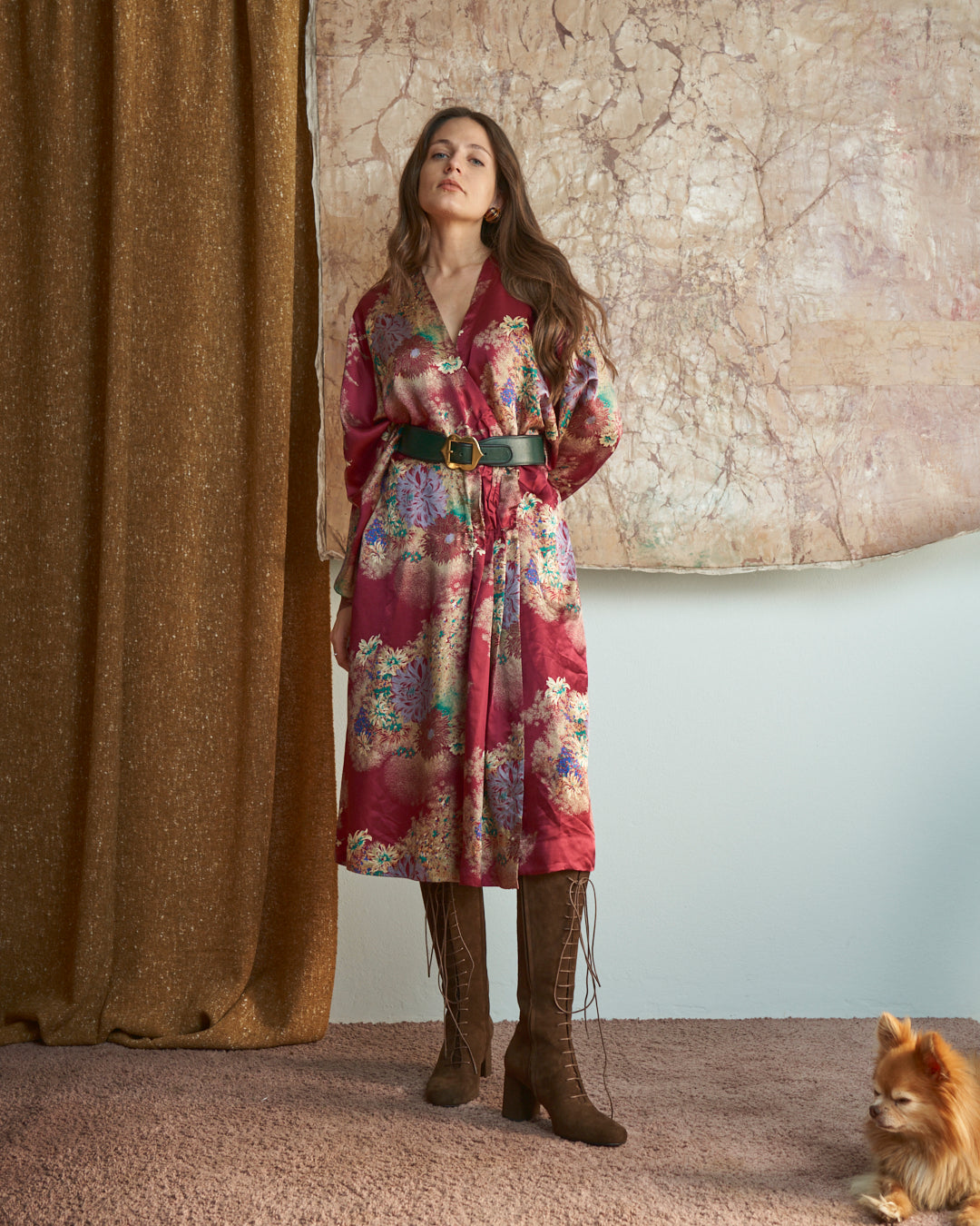 Abito modello incrociato sartoriale in seta con stampa floreale oriente