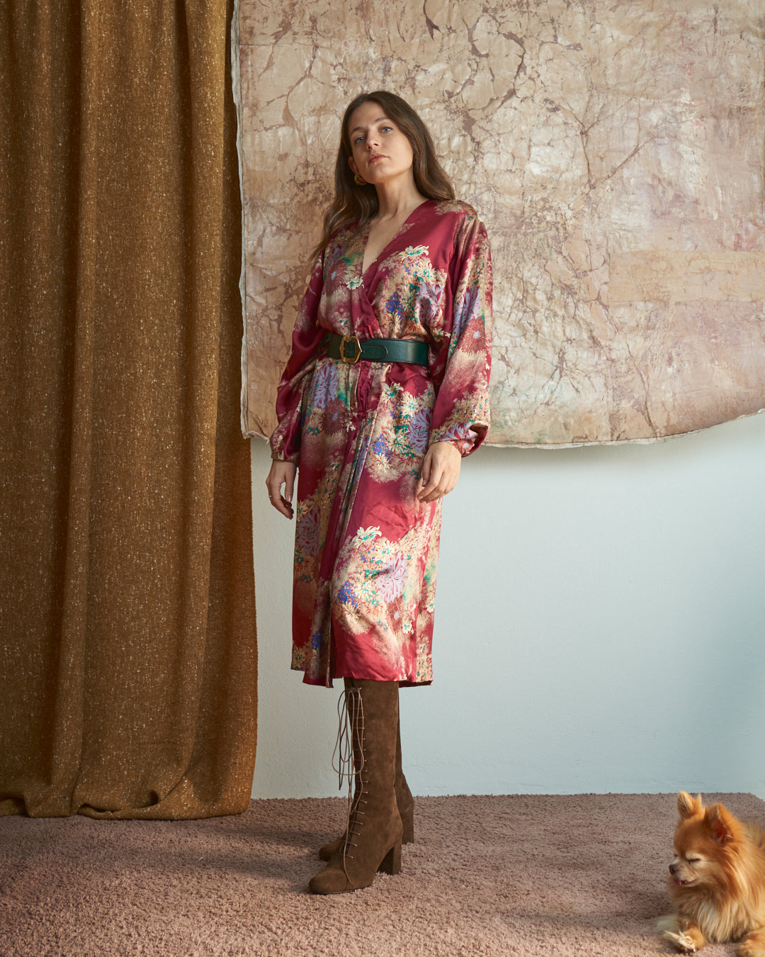 Abito modello incrociato sartoriale in seta con stampa floreale oriente