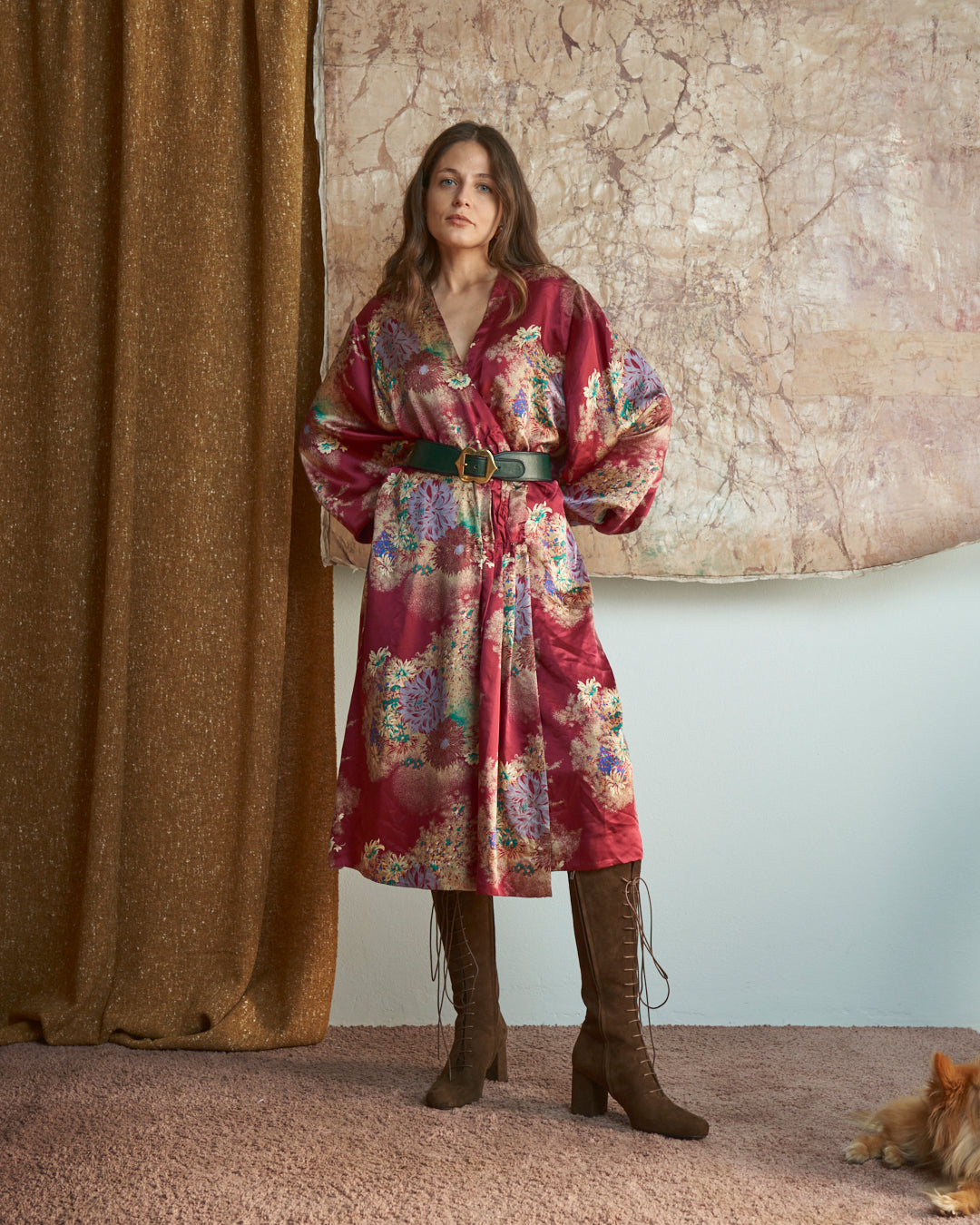 Abito modello incrociato sartoriale in seta con stampa floreale oriente