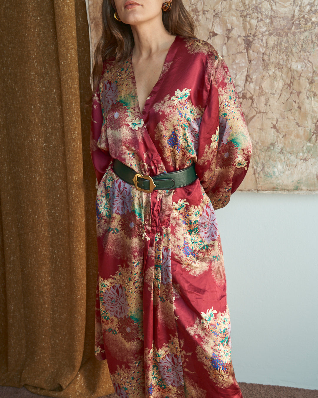 Abito modello incrociato sartoriale in seta con stampa floreale oriente