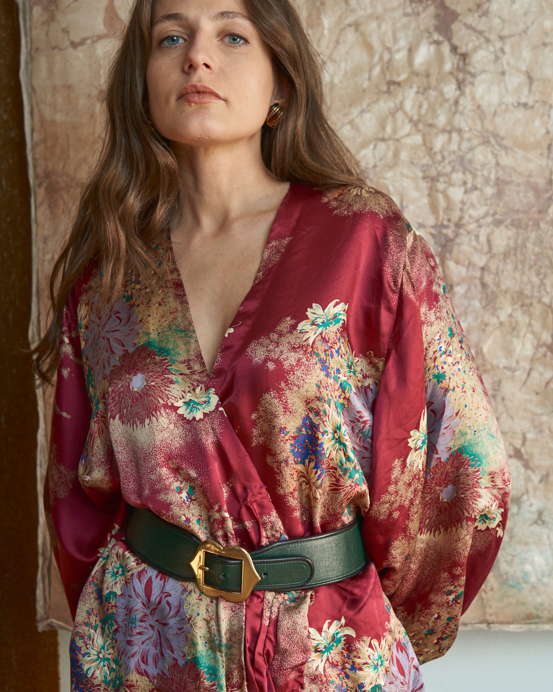 Abito modello incrociato sartoriale in seta con stampa floreale oriente