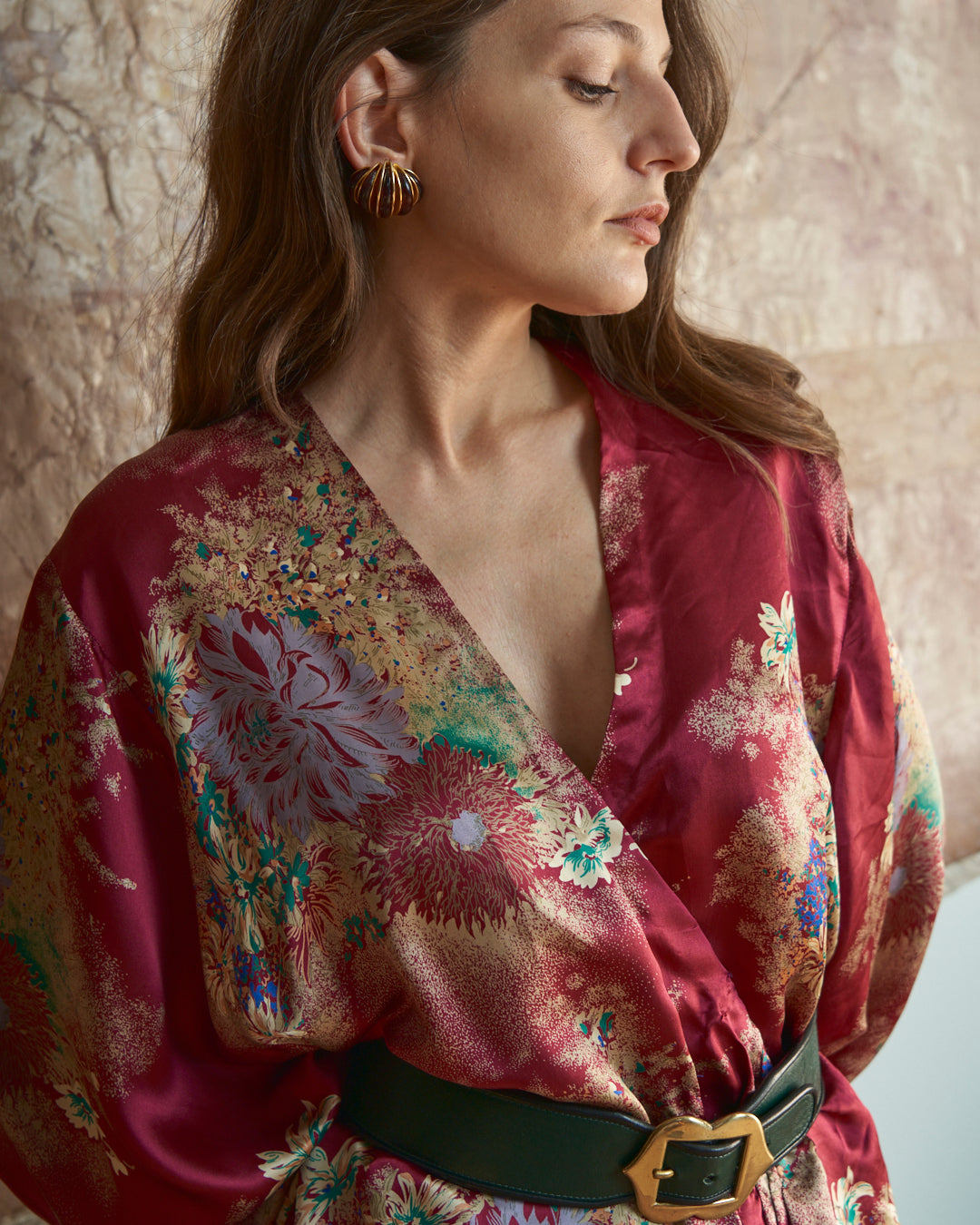 Abito modello incrociato sartoriale in seta con stampa floreale oriente