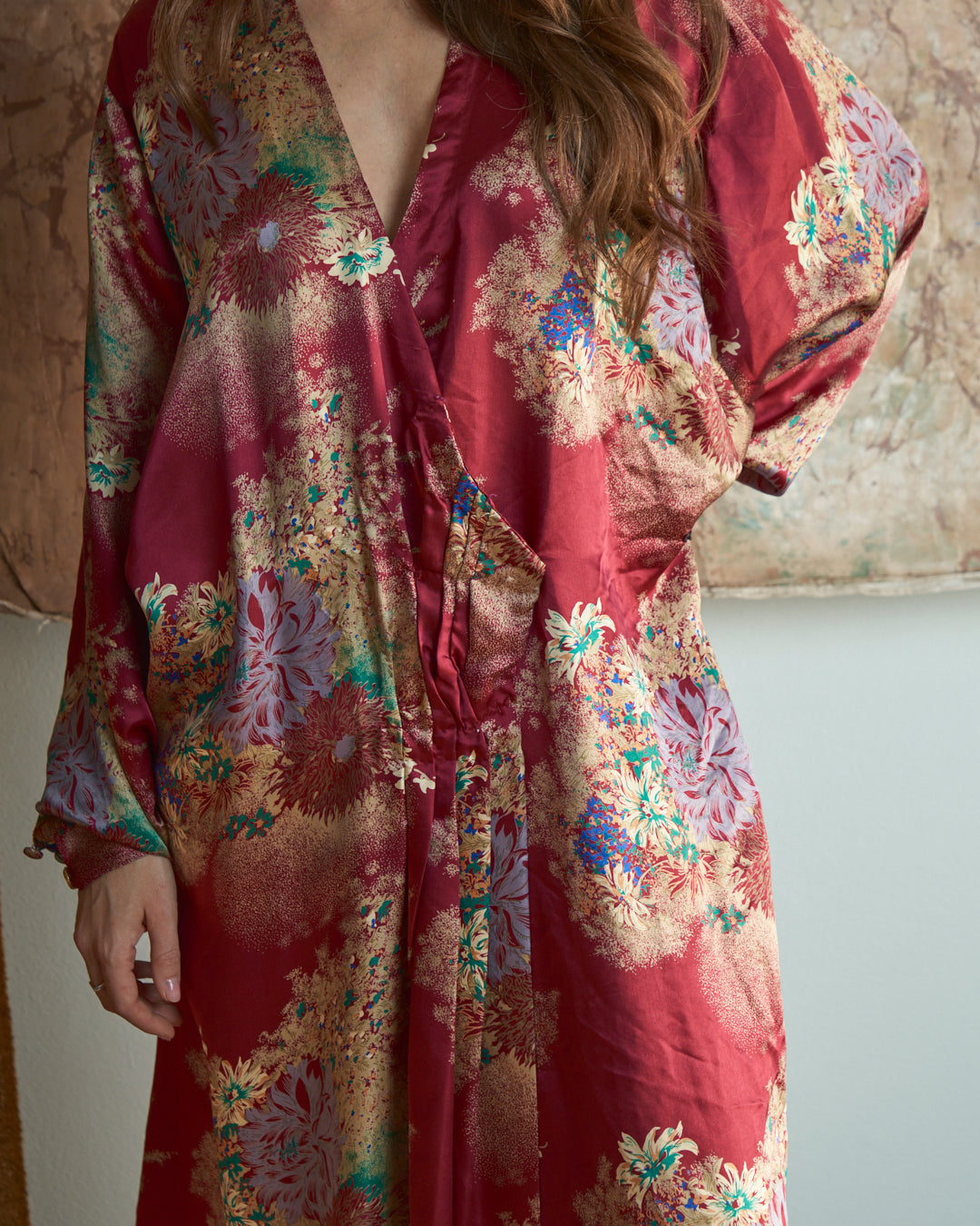 Abito modello incrociato sartoriale in seta con stampa floreale oriente