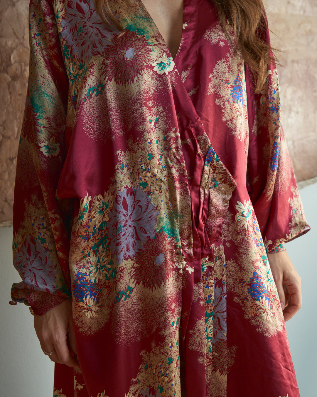 Abito modello incrociato sartoriale in seta con stampa floreale oriente