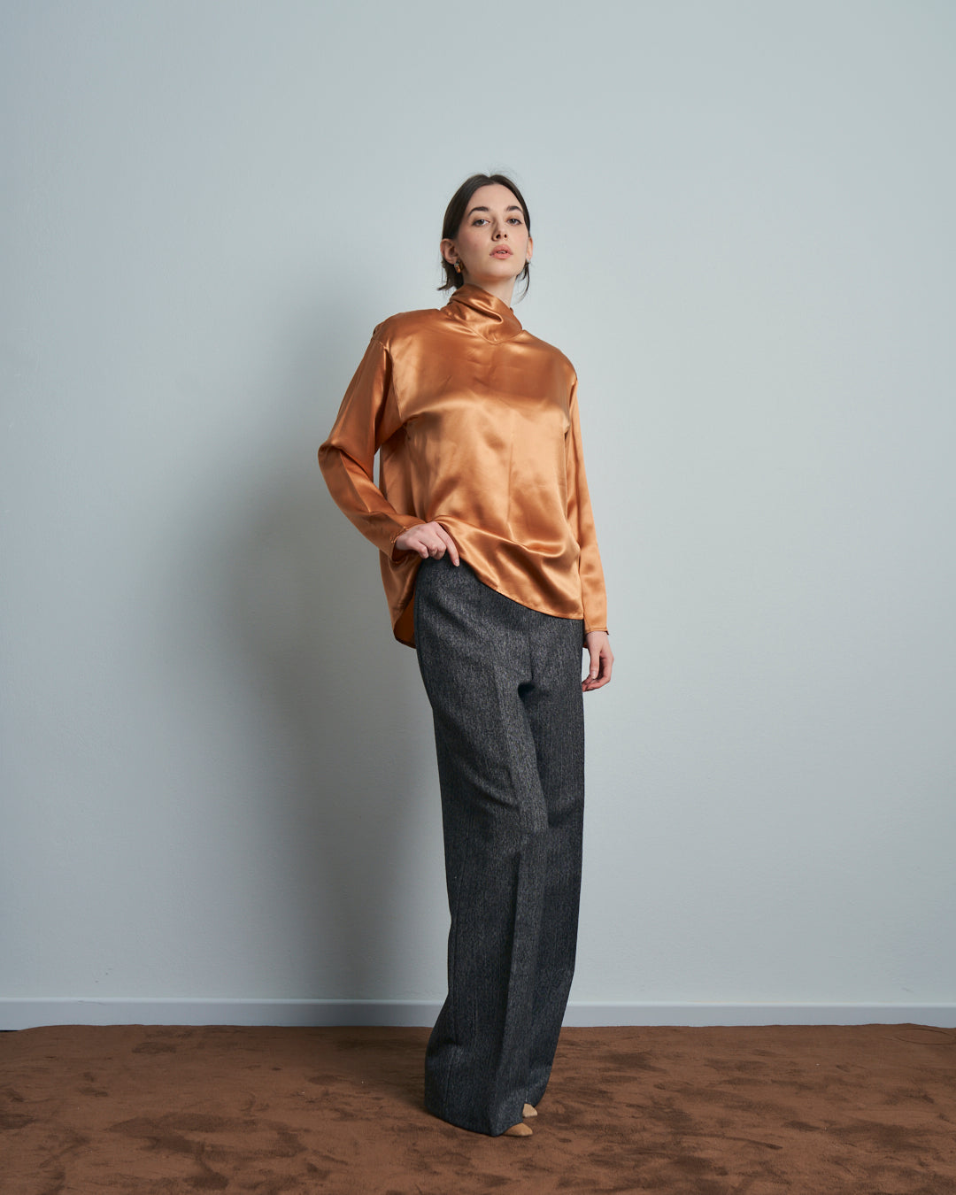 Blusa Albicocca in seta con collo alto incrociato e bottoni sul retro