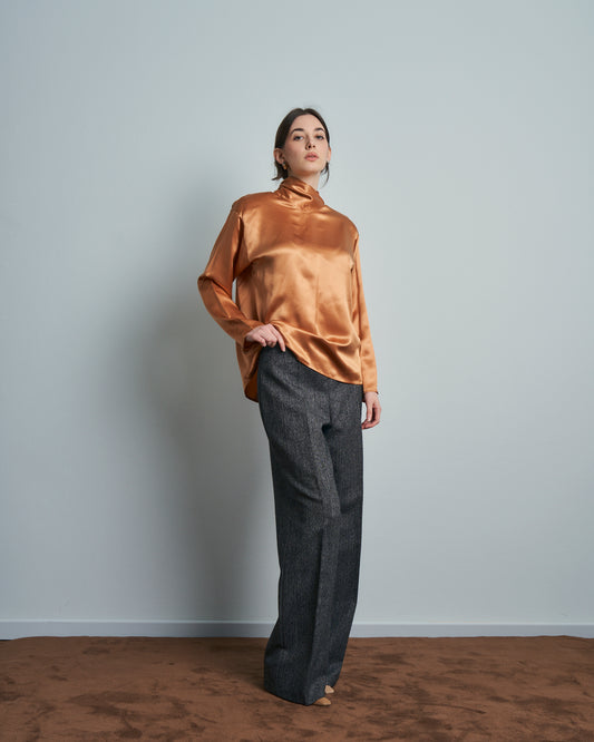 Blusa Albicocca in seta con collo alto incrociato e bottoni sul retro