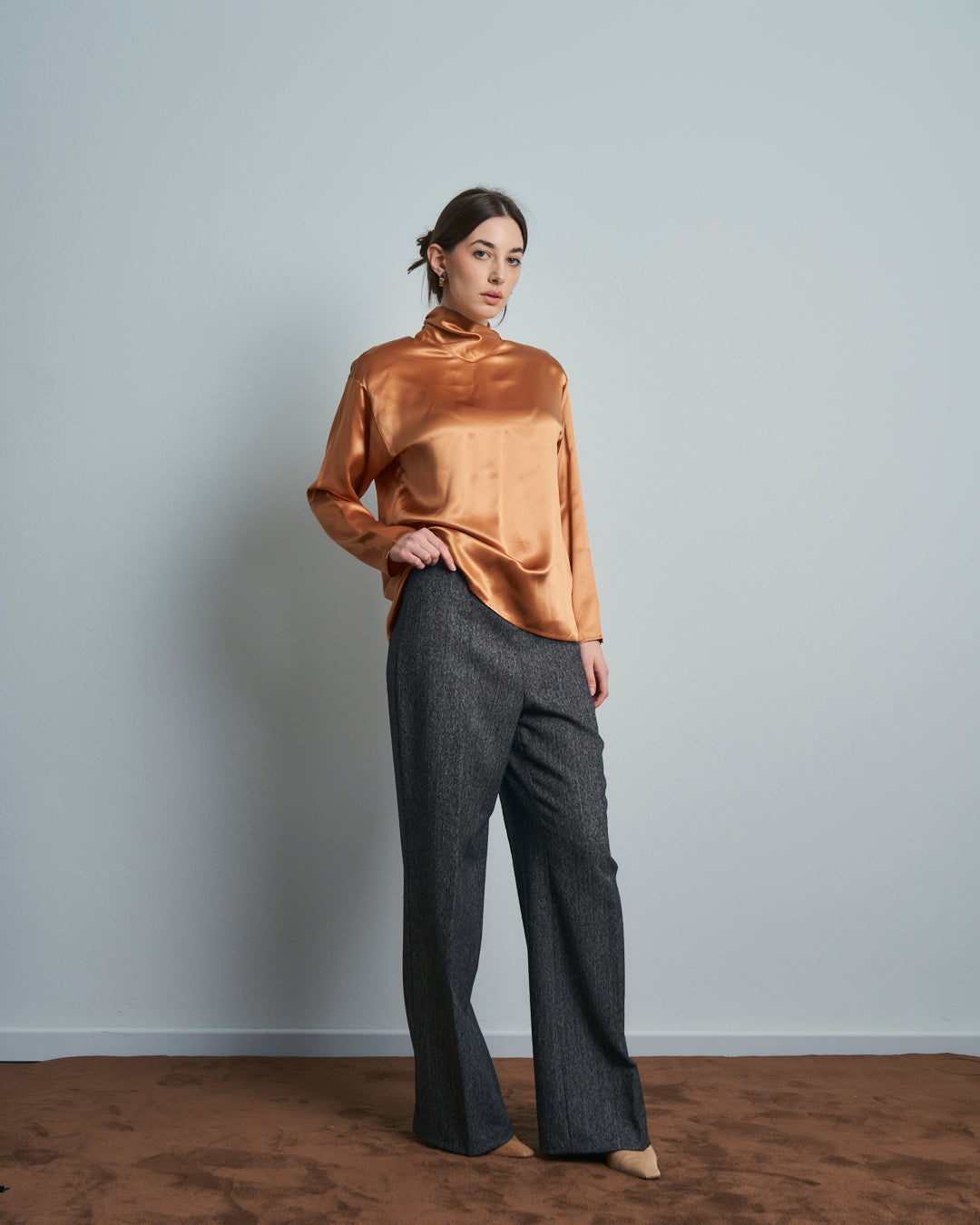 Blusa Albicocca in seta con collo alto incrociato e bottoni sul retro
