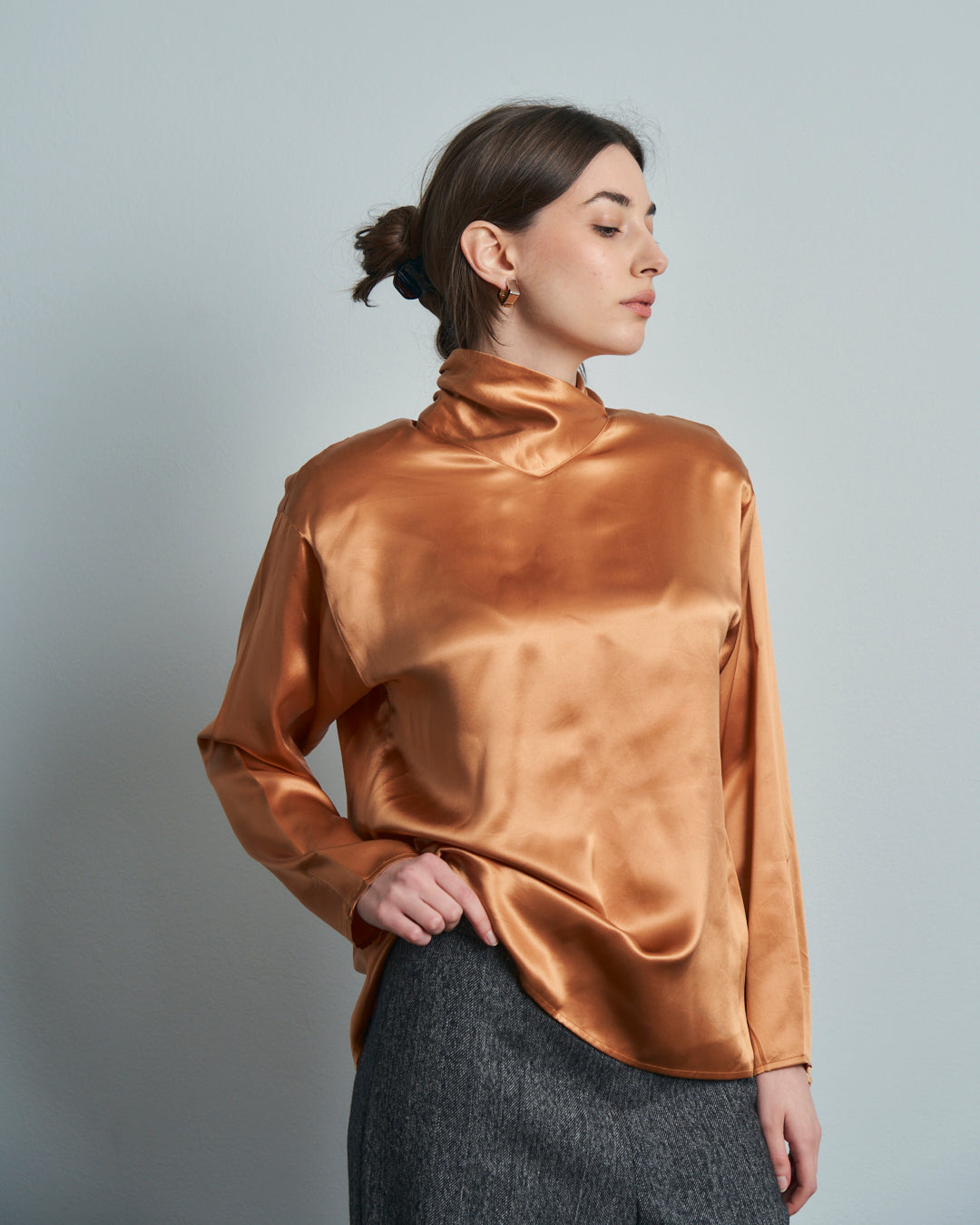 Blusa Albicocca in seta con collo alto incrociato e bottoni sul retro