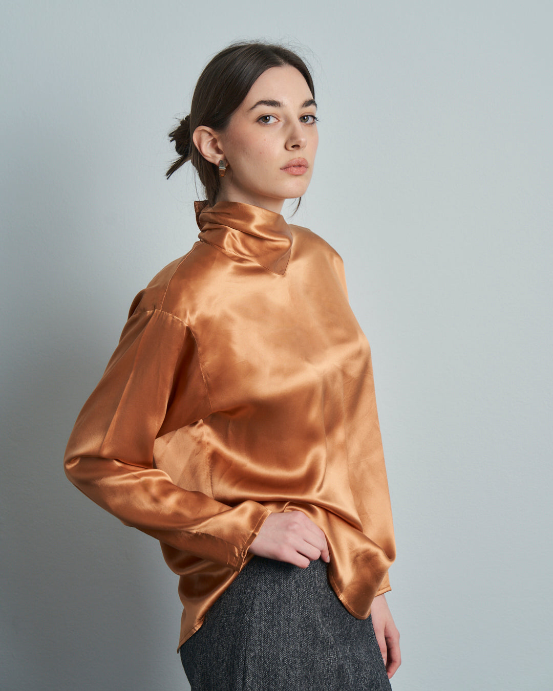 Blusa Albicocca in seta con collo alto incrociato e bottoni sul retro