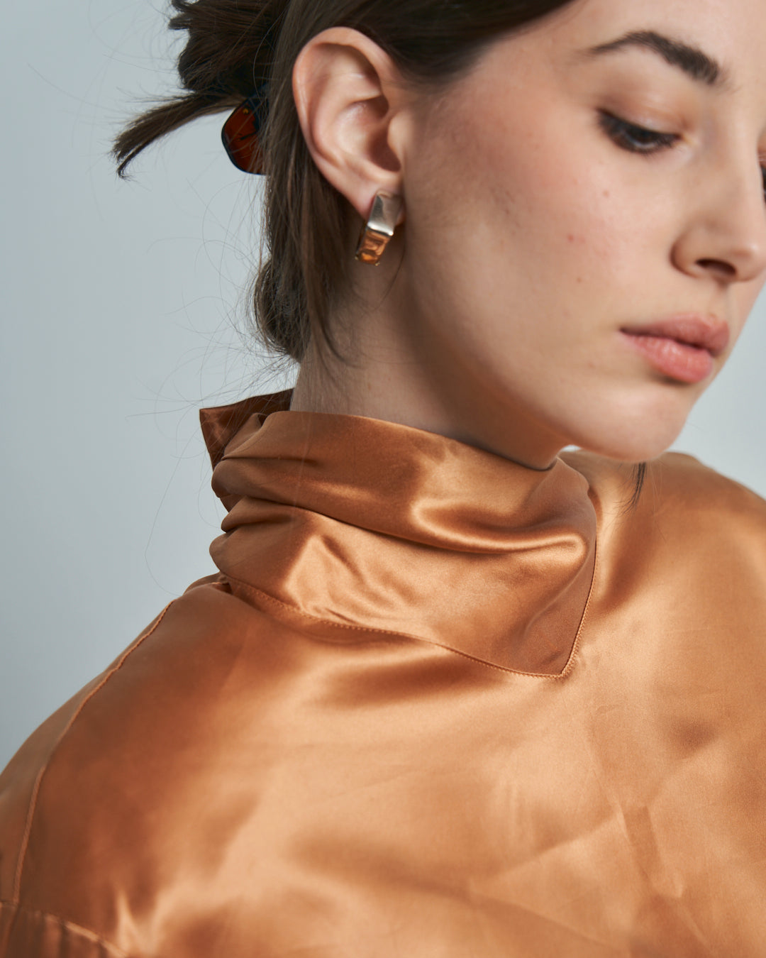 Blusa Albicocca in seta con collo alto incrociato e bottoni sul retro