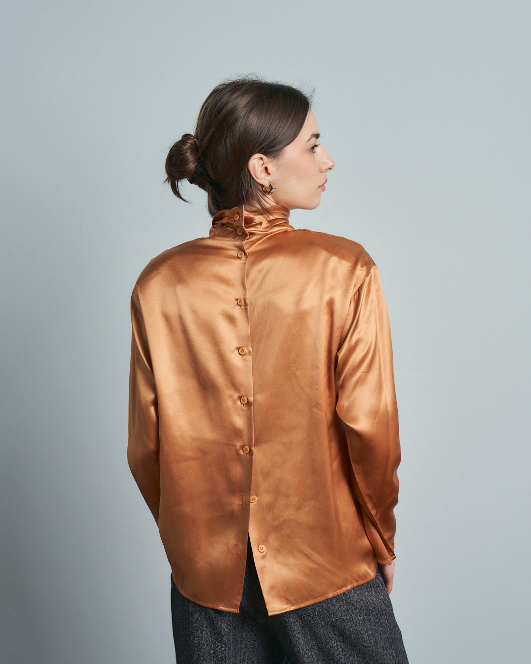 Blusa Albicocca in seta con collo alto incrociato e bottoni sul retro