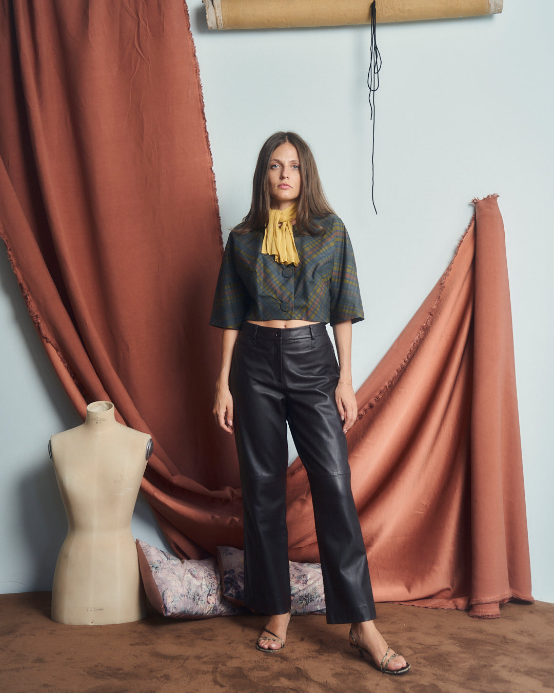 Blusa anni 50 in cotone e seta taglio a kimono, bottoni ricoperti e nodo al collo
