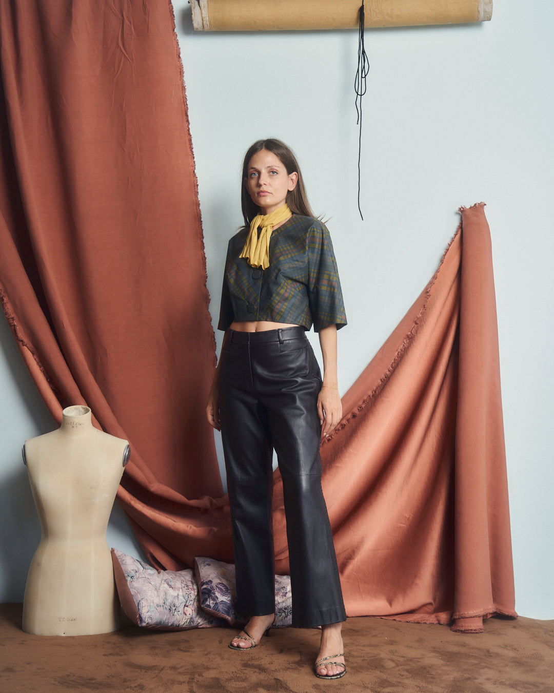 Blusa anni 50 in cotone e seta taglio a kimono, bottoni ricoperti e nodo al collo