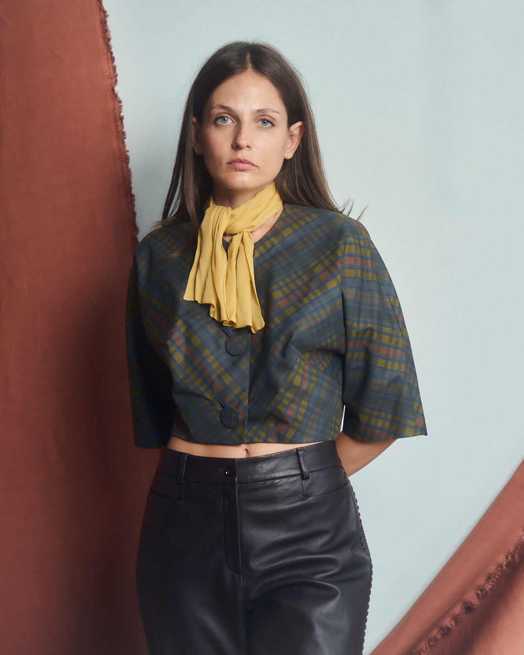 Blusa anni 50 in cotone e seta taglio a kimono, bottoni ricoperti e nodo al collo