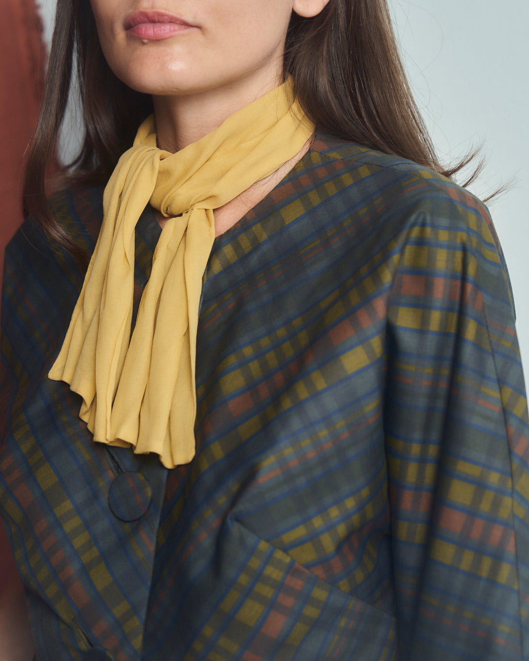 Blusa anni 50 in cotone e seta taglio a kimono, bottoni ricoperti e nodo al collo