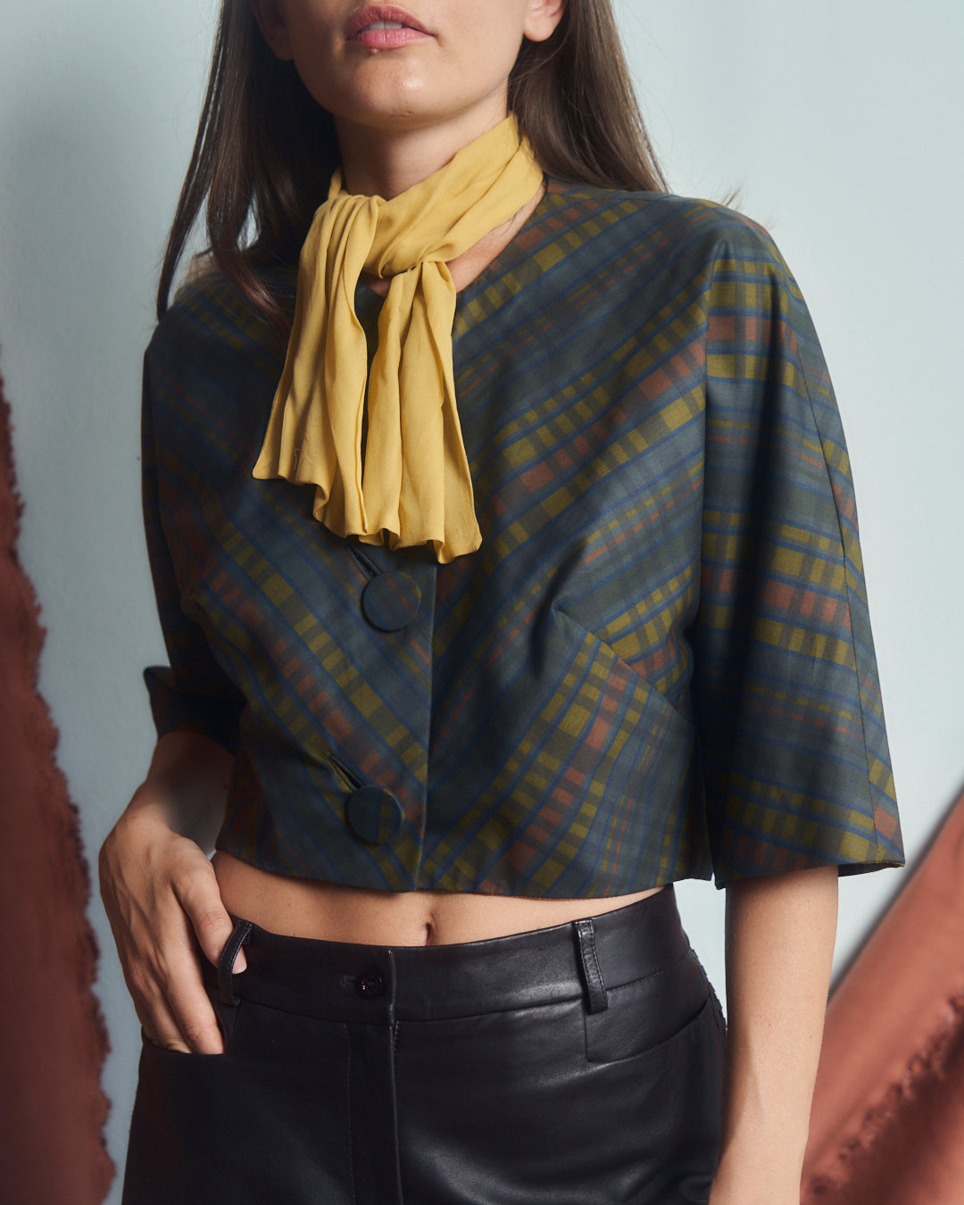 Blusa anni 50 in cotone e seta taglio a kimono, bottoni ricoperti e nodo al collo