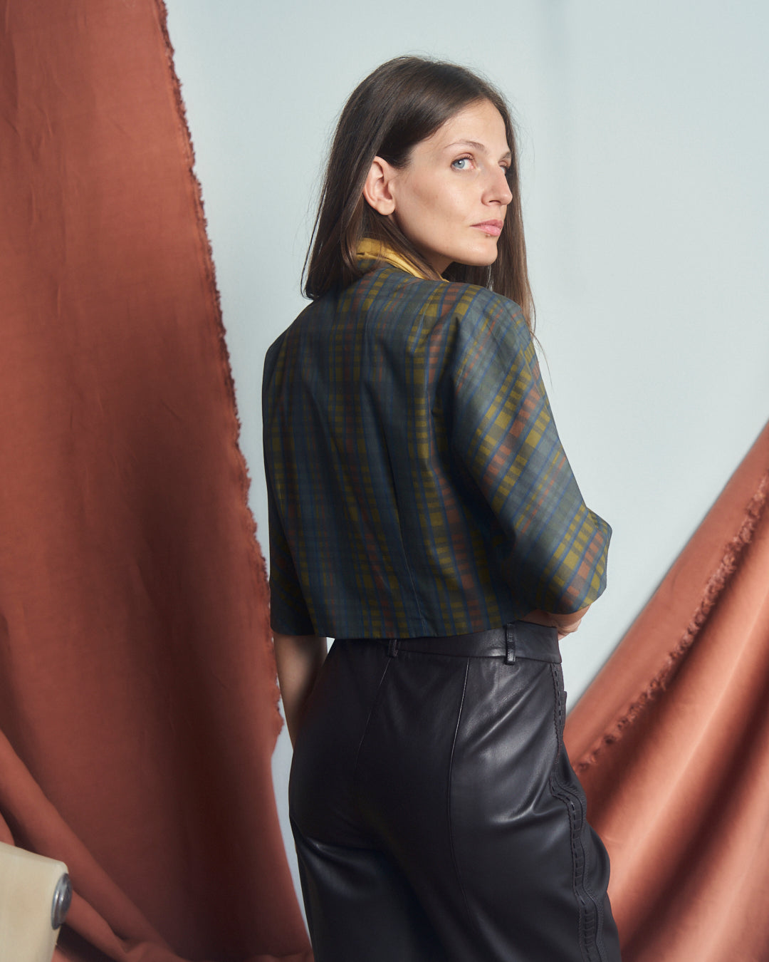Blusa anni 50 in cotone e seta taglio a kimono, bottoni ricoperti e nodo al collo