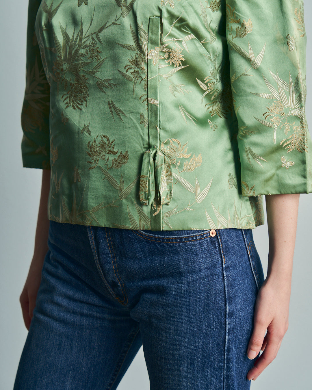 Blusa anni 60 originale in pura seta jacquard con elemento decorativo