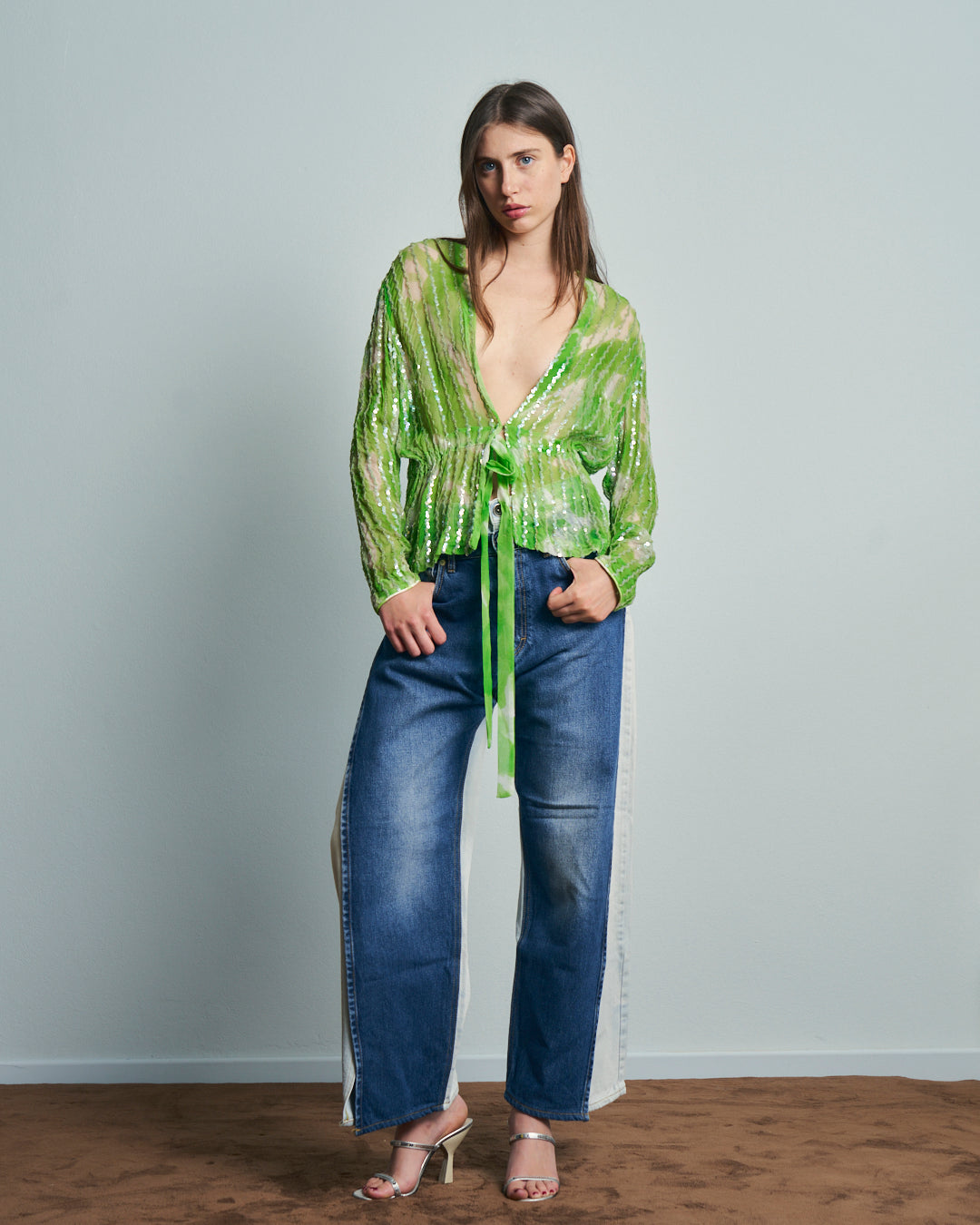 Blusa in crepe trasparente con paillettes e coulisse