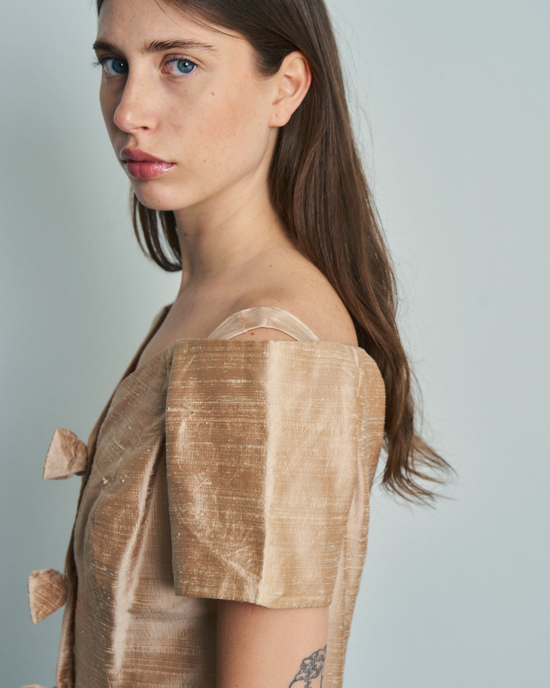 Blusa anni 80 in seta champagne con fiocchi