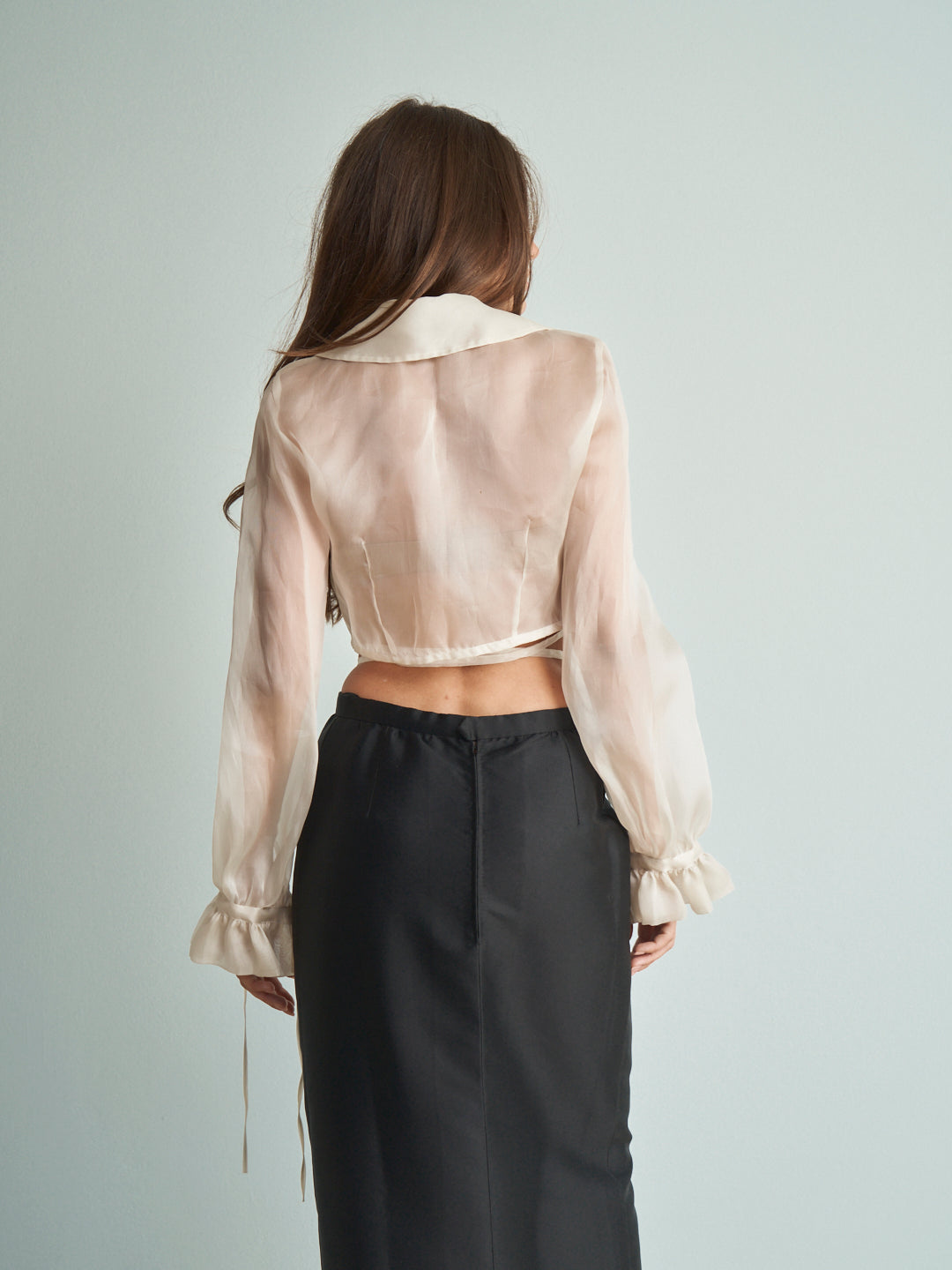 Blusa in organza di seta bianca incrociata crop maniche pirata