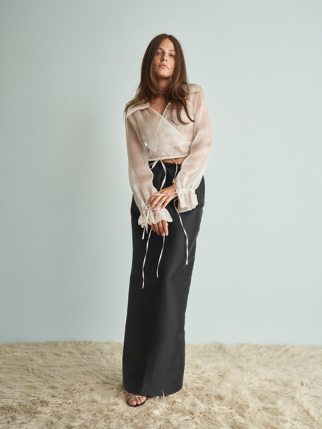 Blusa in organza di seta bianca incrociata crop maniche pirata