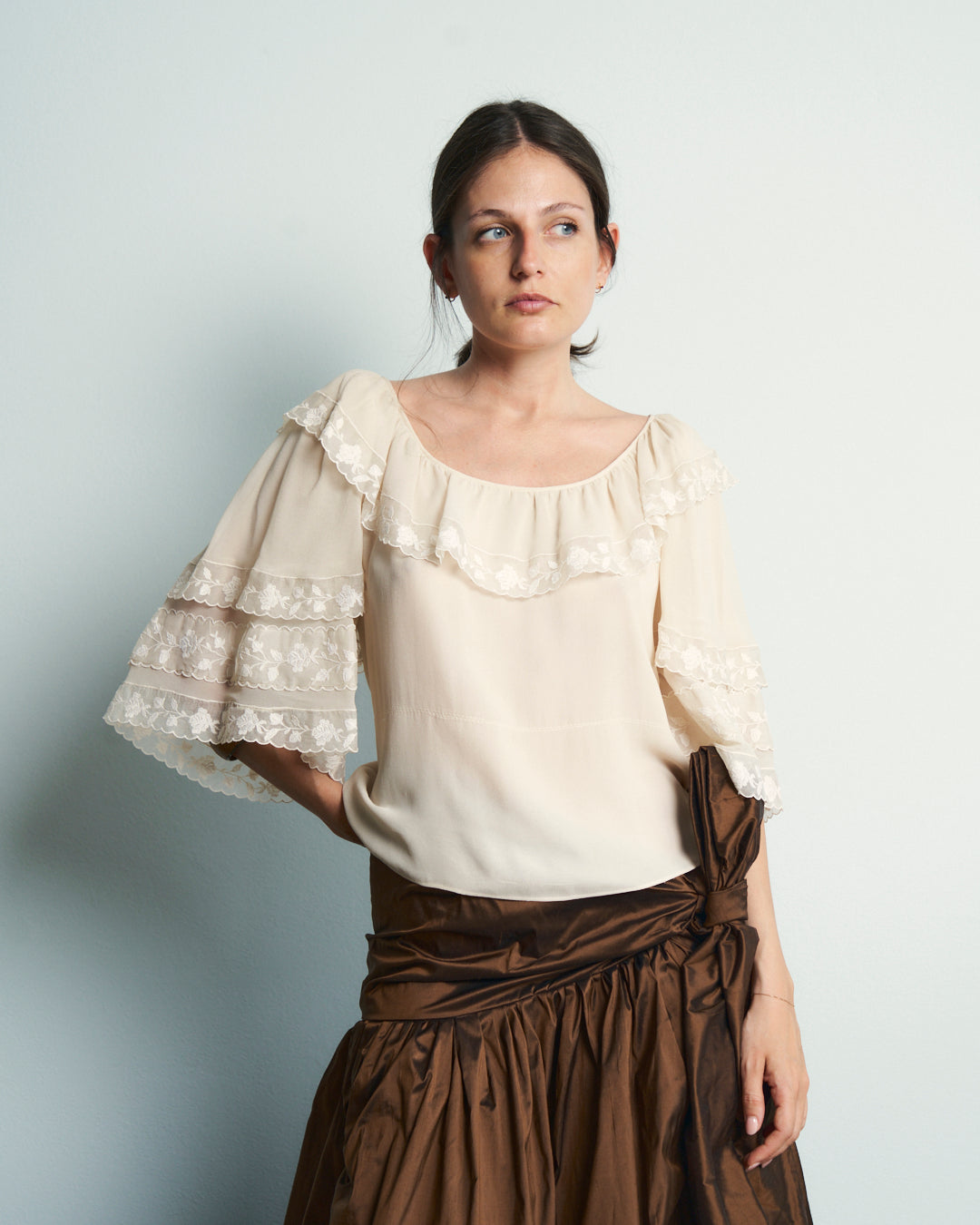 blusa in seta anni 70 con balze e pizzo ricamato a mano