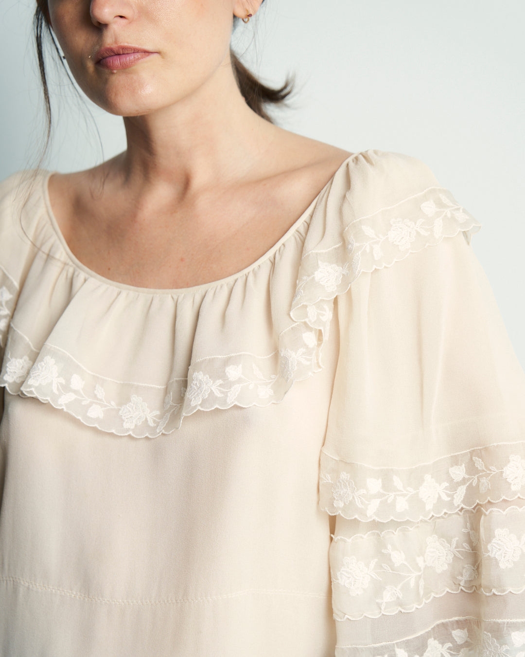 blusa in seta anni 70 con balze e pizzo ricamato a mano