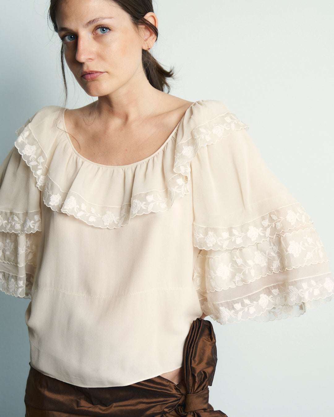 blusa in seta anni 70 con balze e pizzo ricamato a mano