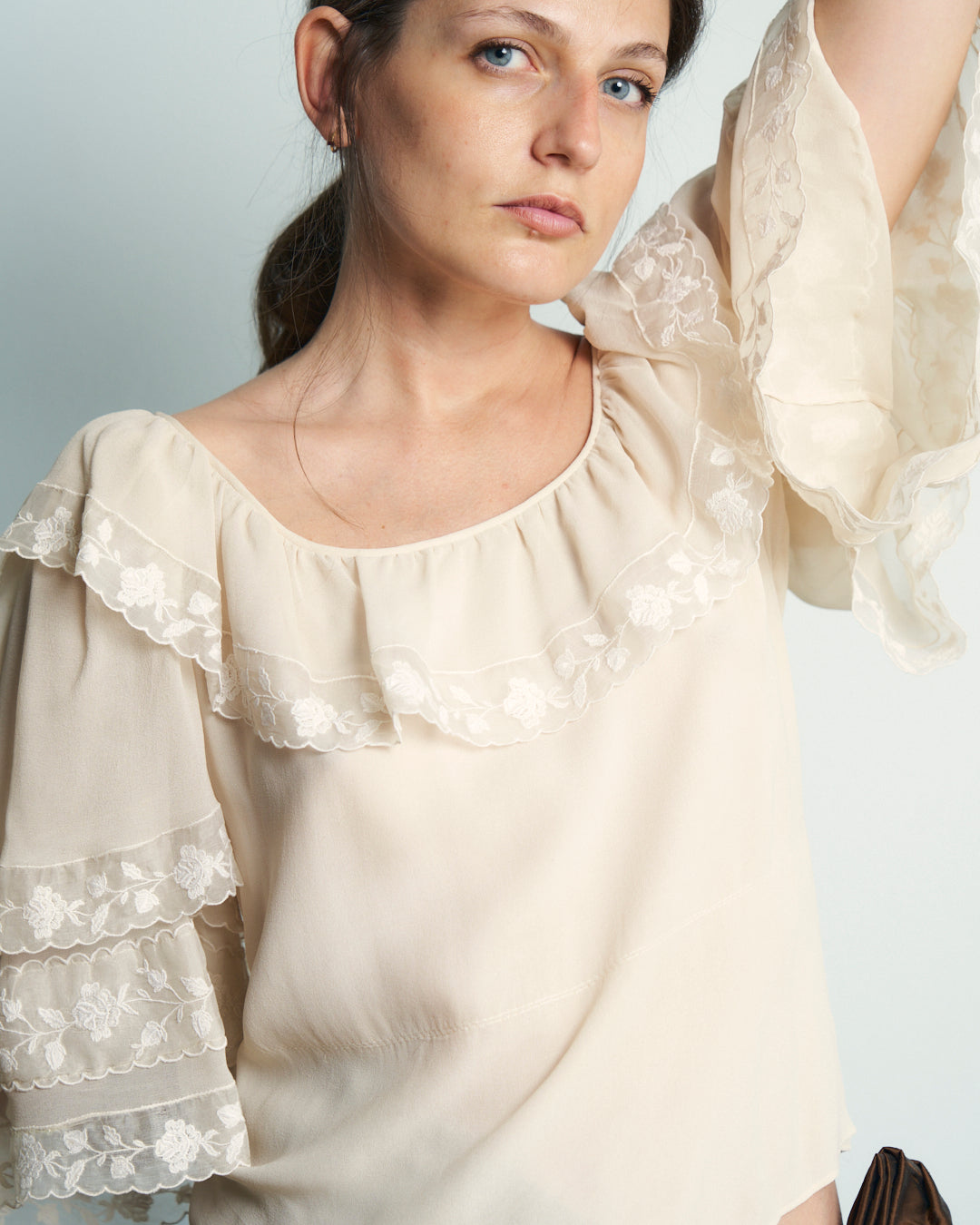 blusa in seta anni 70 con balze e pizzo ricamato a mano