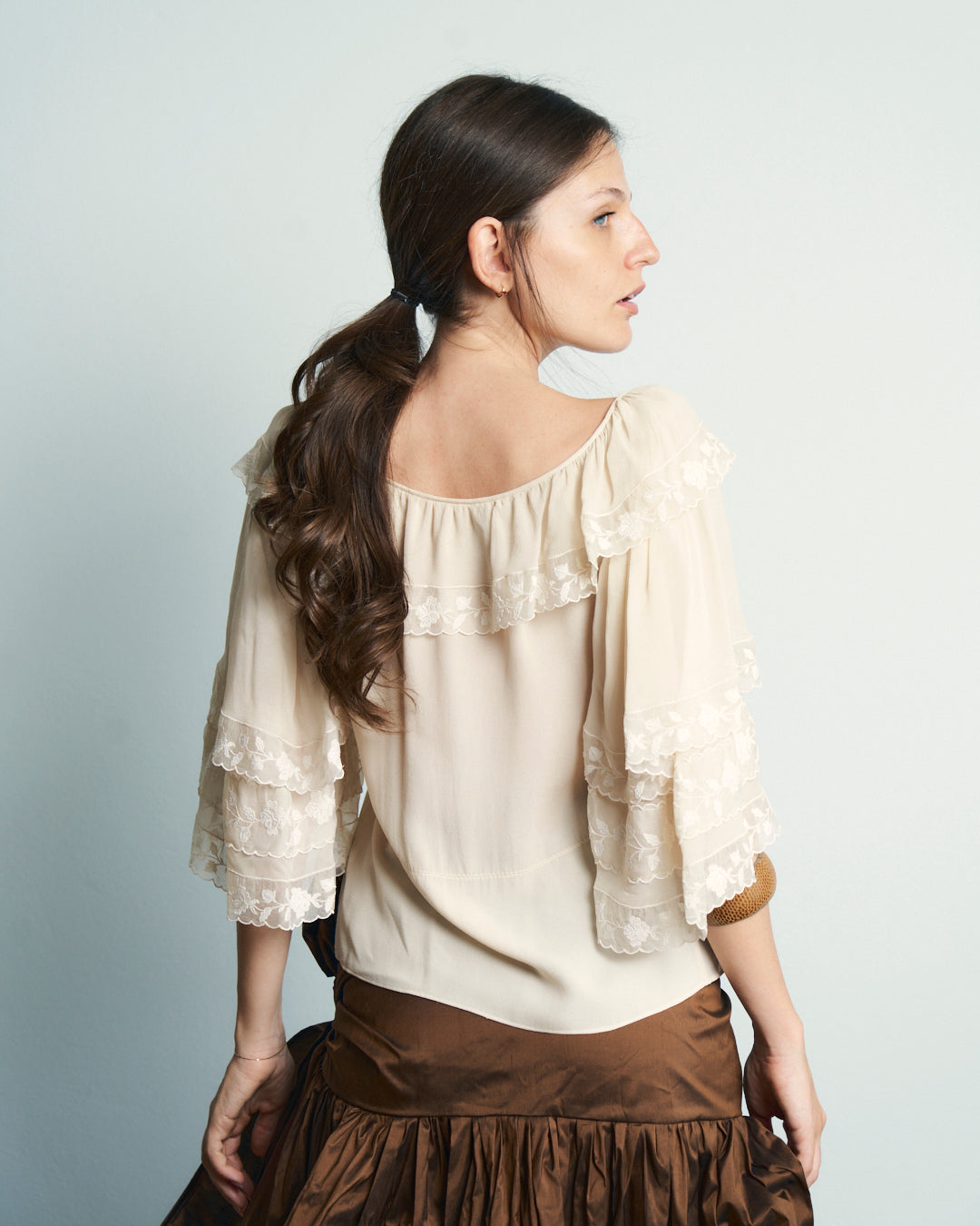 blusa in seta anni 70 con balze e pizzo ricamato a mano