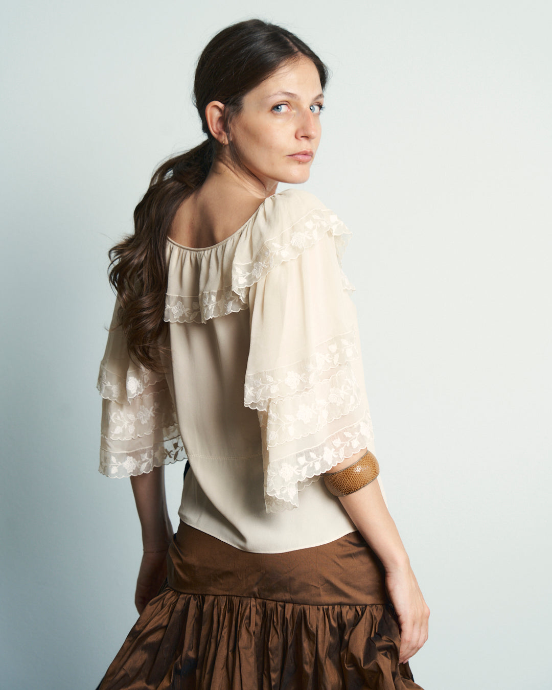 blusa in seta anni 70 con balze e pizzo ricamato a mano