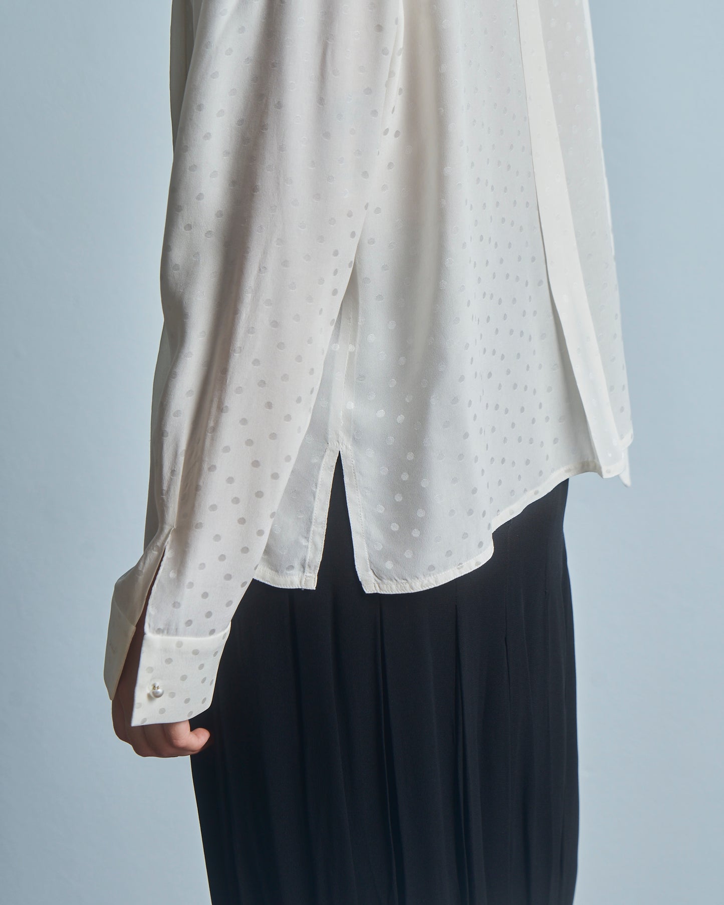 Blusa in seta jacquard pois con bottoncini perla