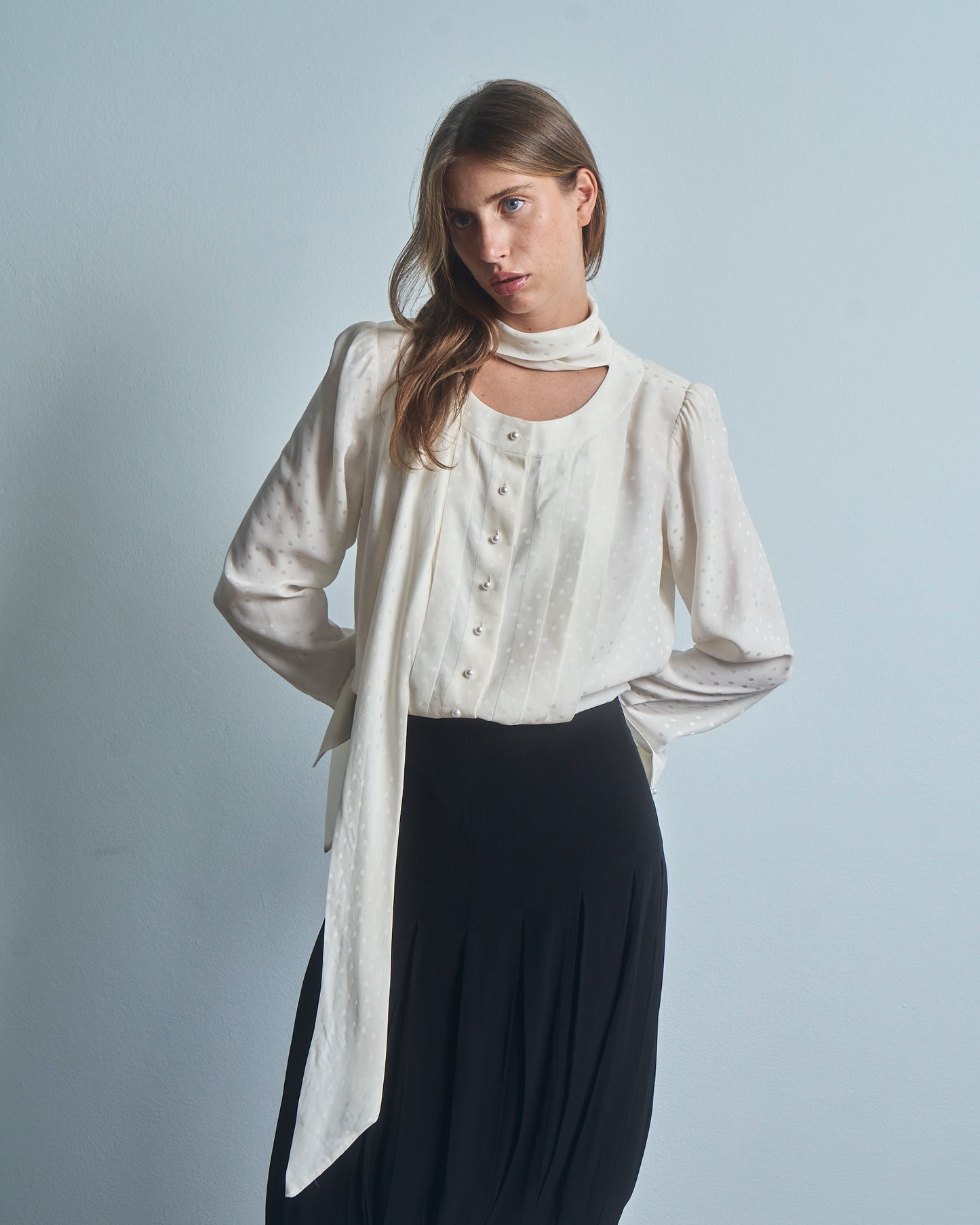 Blusa in seta jacquard pois con bottoncini perla