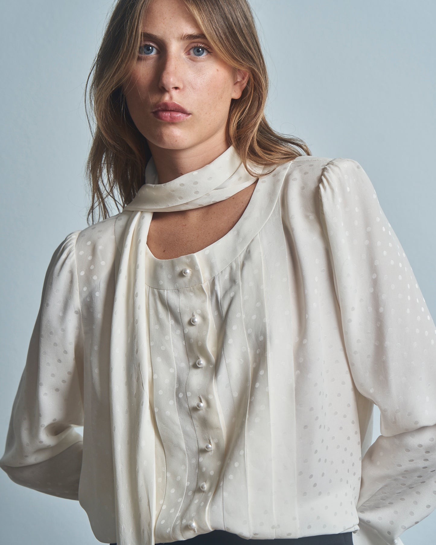 Blusa in seta jacquard pois con bottoncini perla