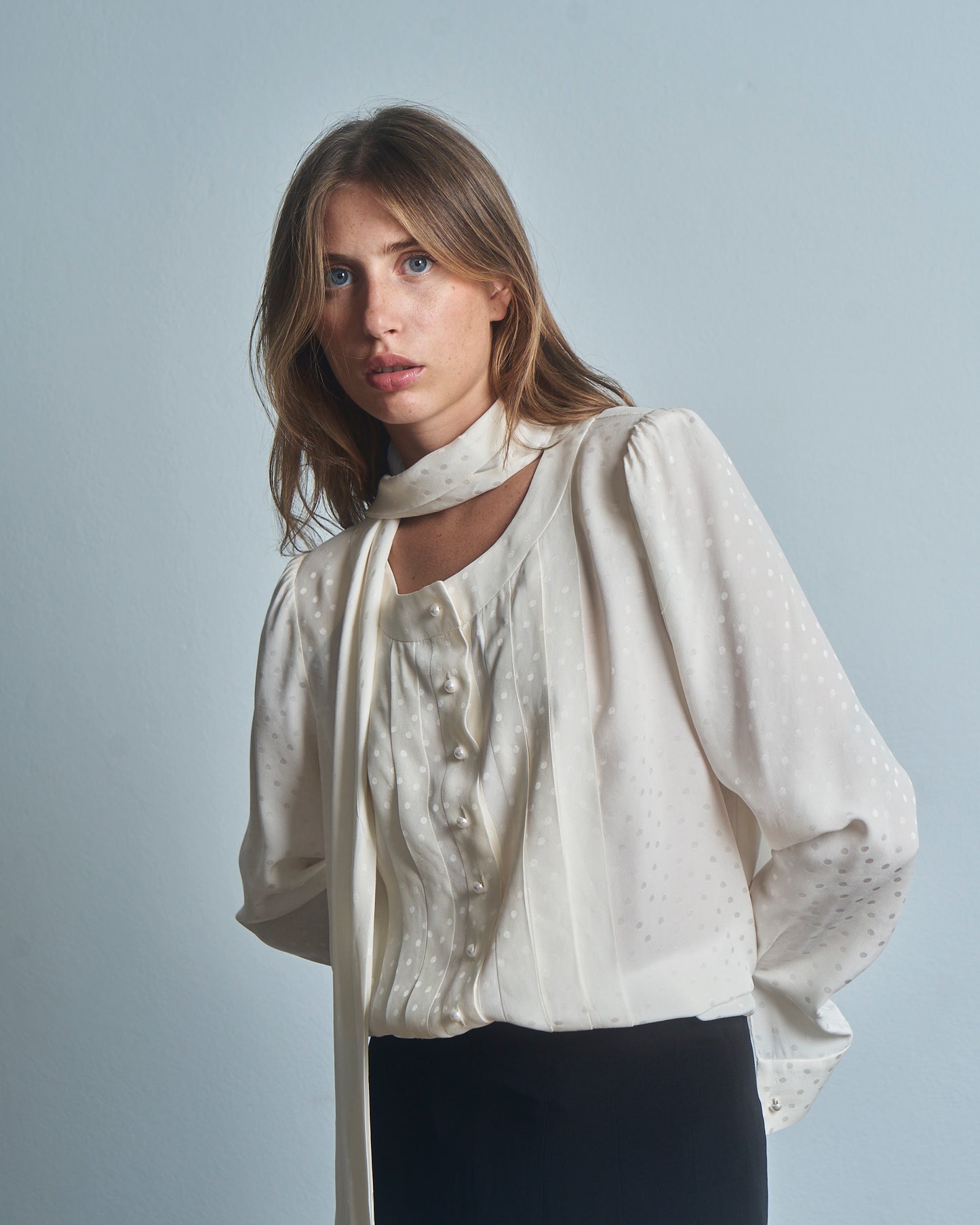 Blusa in seta jacquard pois con bottoncini perla
