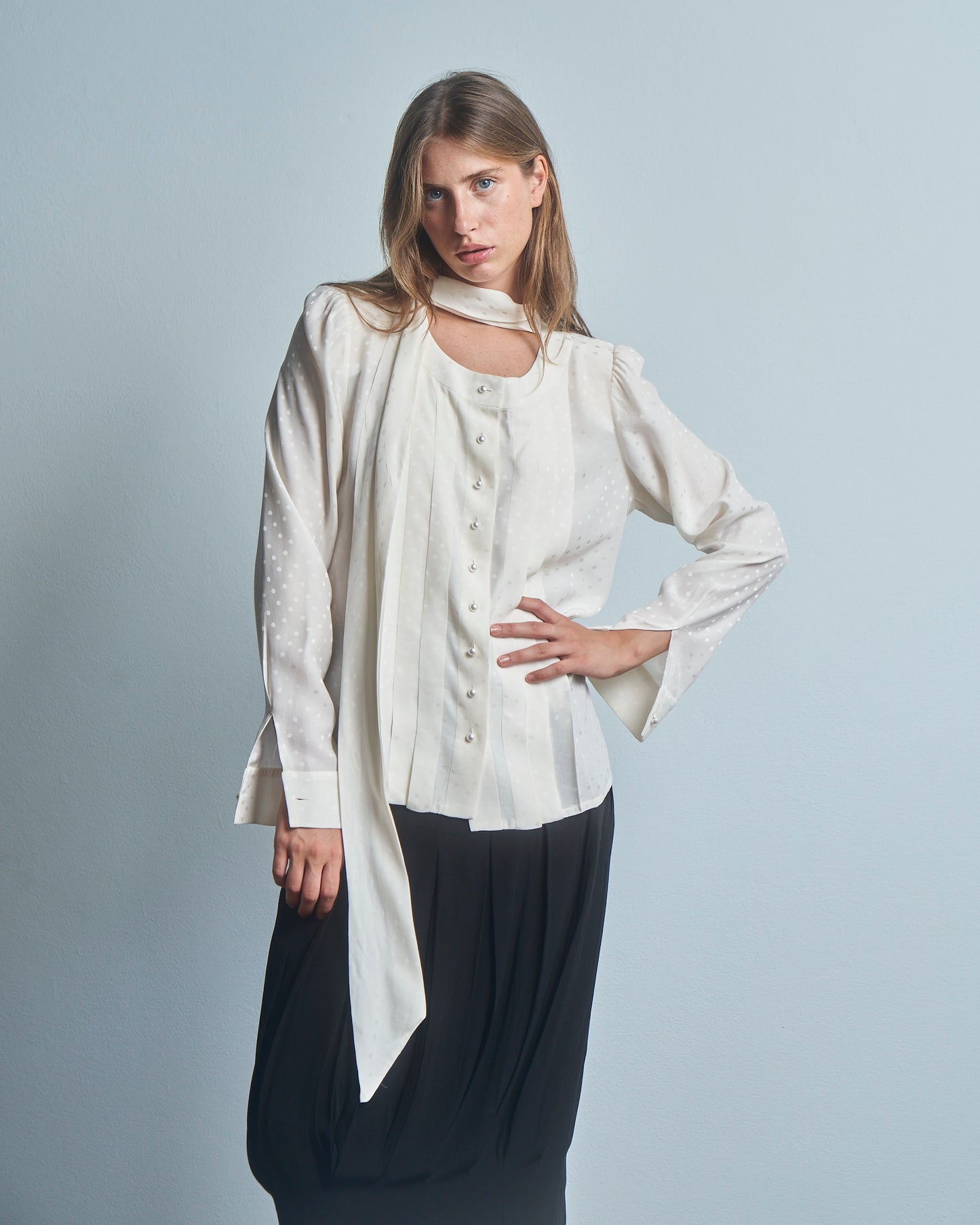 Blusa in seta jacquard pois con bottoncini perla