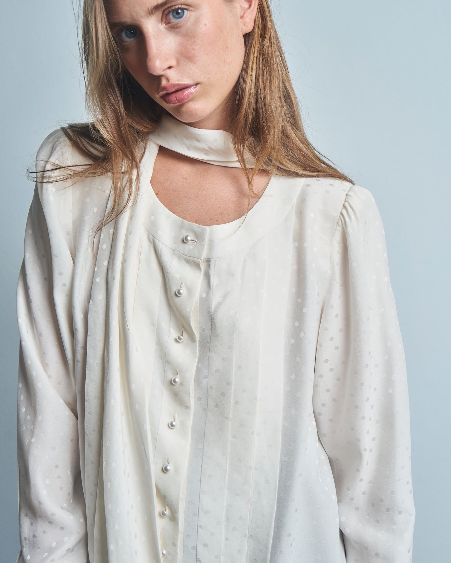 Blusa in seta jacquard pois con bottoncini perla