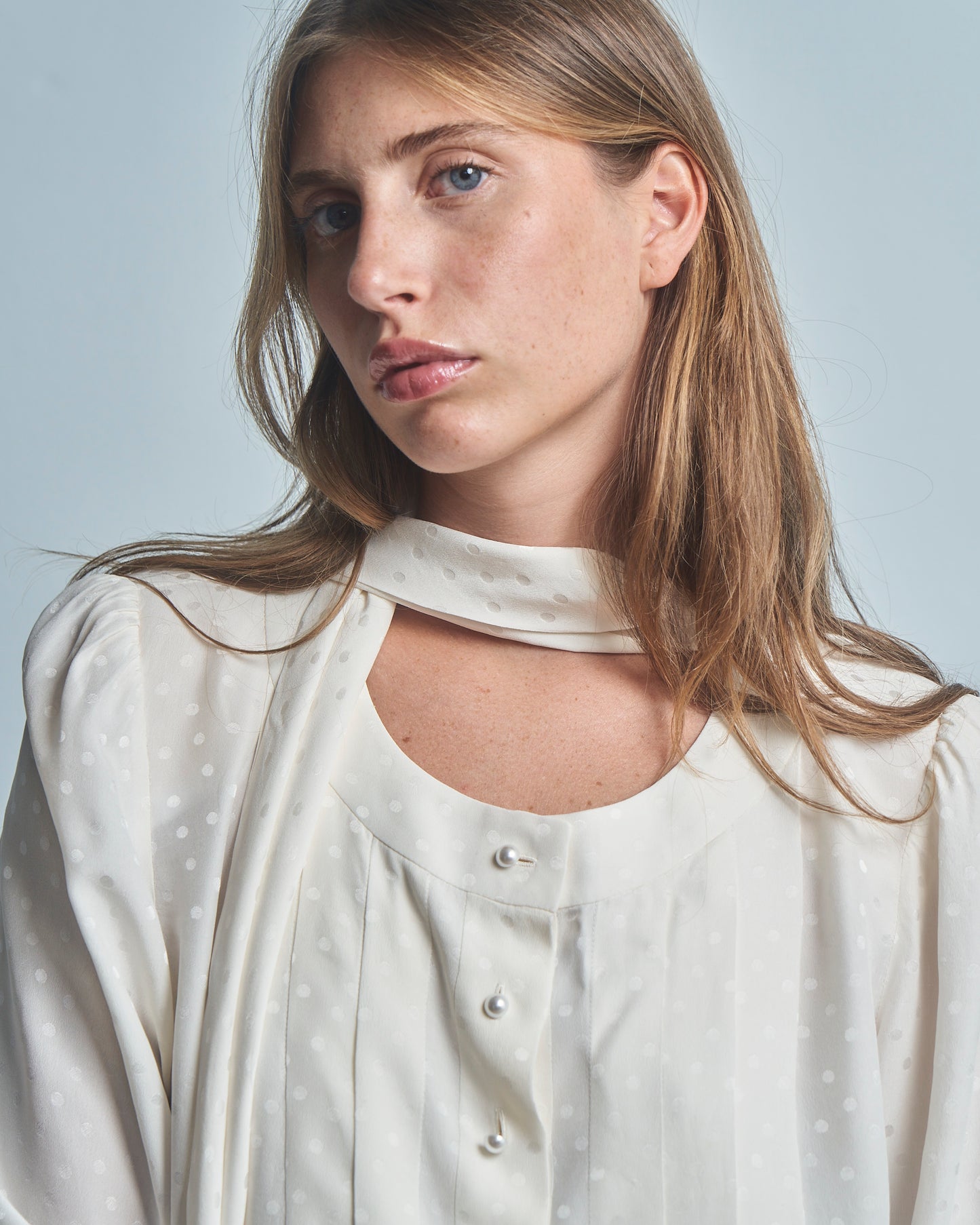 Blusa in seta jacquard pois con bottoncini perla