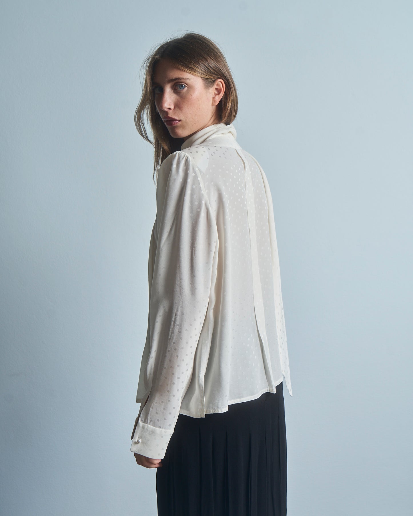 Blusa in seta jacquard pois con bottoncini perla