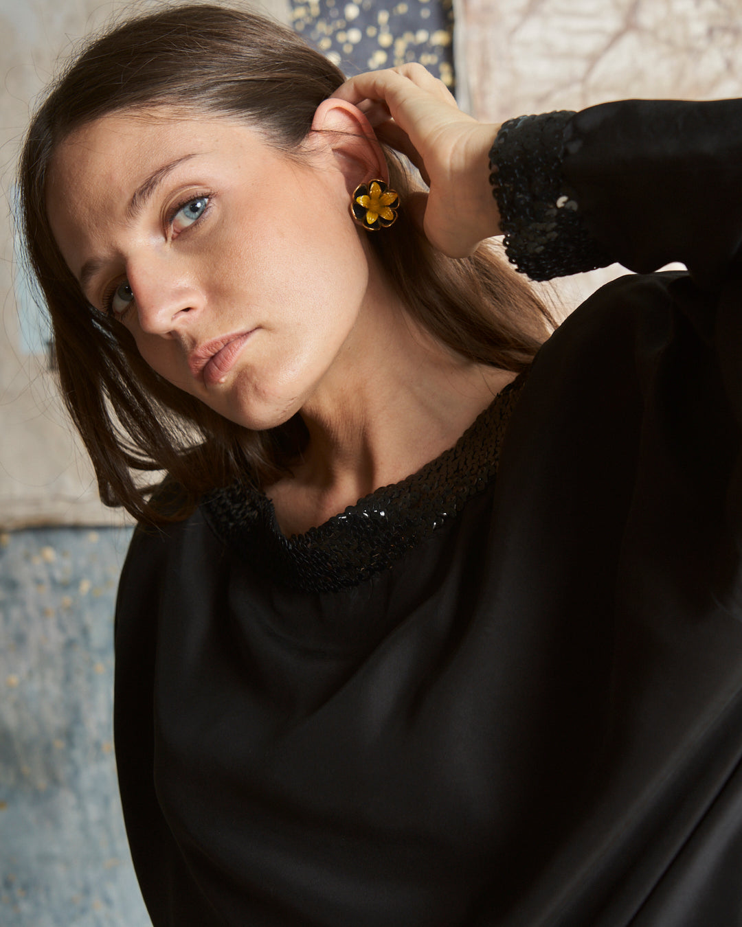 Blusa in seta con bordi e bottoni paillettes