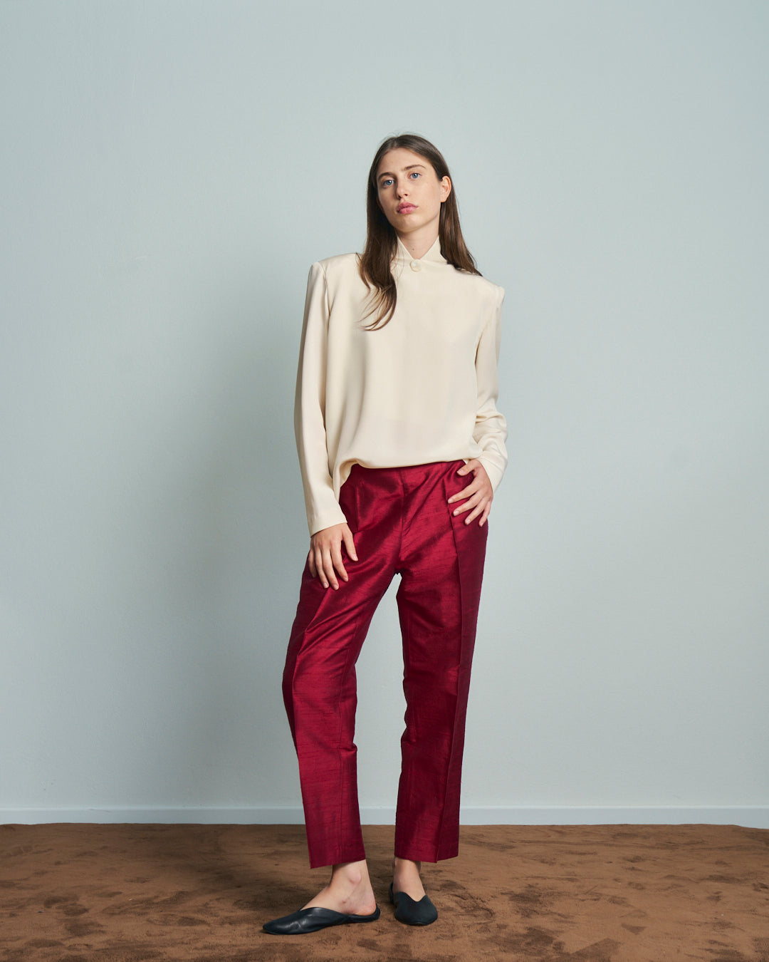 Blusa in seta sartoriale anni 80 avorio collo alto a V e apertura sul retro