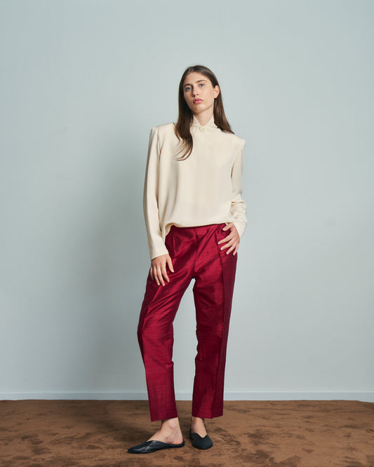 Blusa in seta sartoriale anni 80 avorio collo alto a V e apertura sul retro