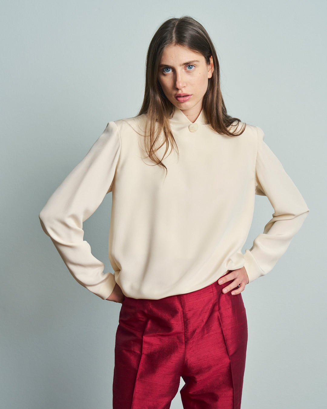 Blusa in seta sartoriale anni 80 avorio collo alto a V e apertura sul retro