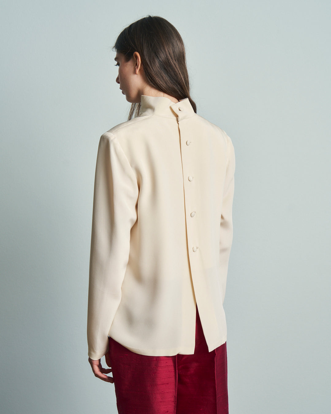 Blusa in seta sartoriale anni 80 avorio collo alto a V e apertura sul retro